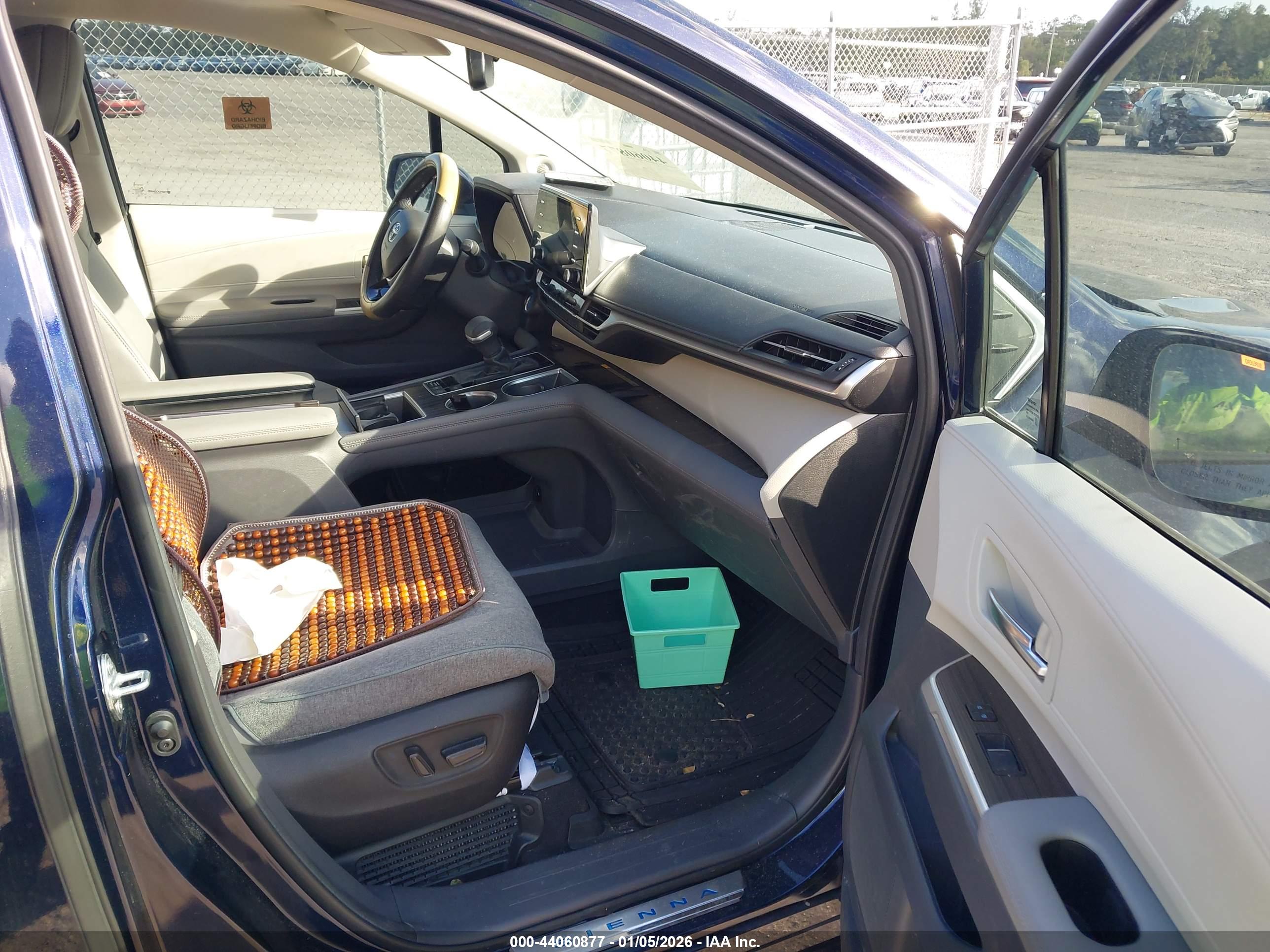 TOYOTA SIENNA image 5