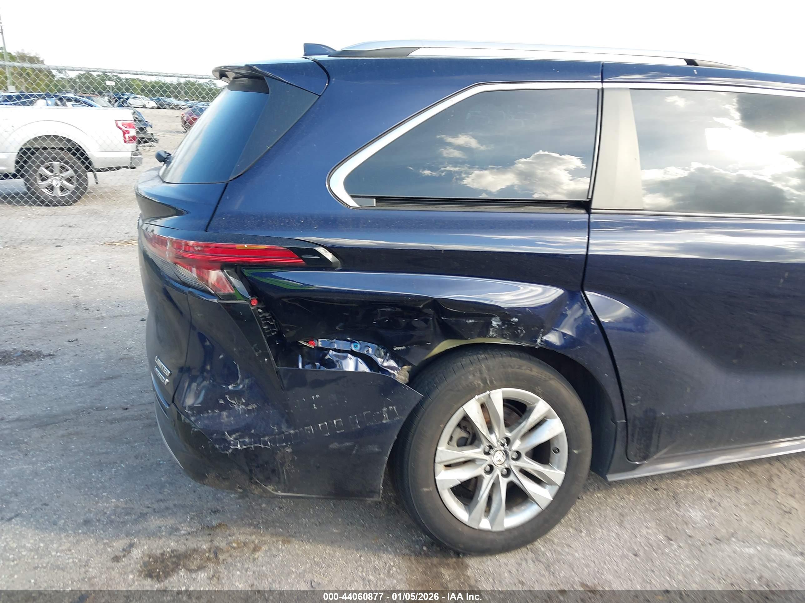 TOYOTA SIENNA image 6