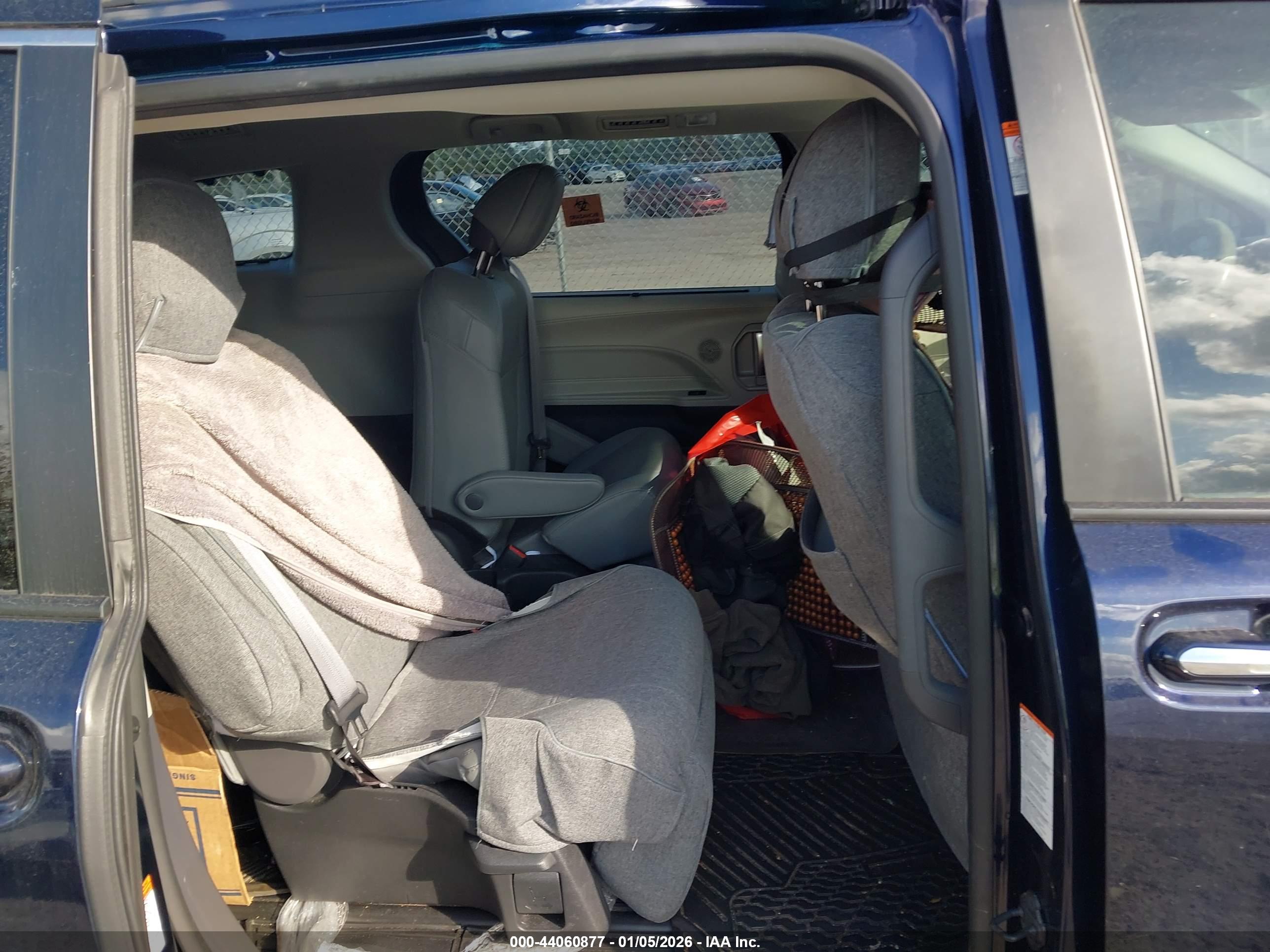 TOYOTA SIENNA image 8