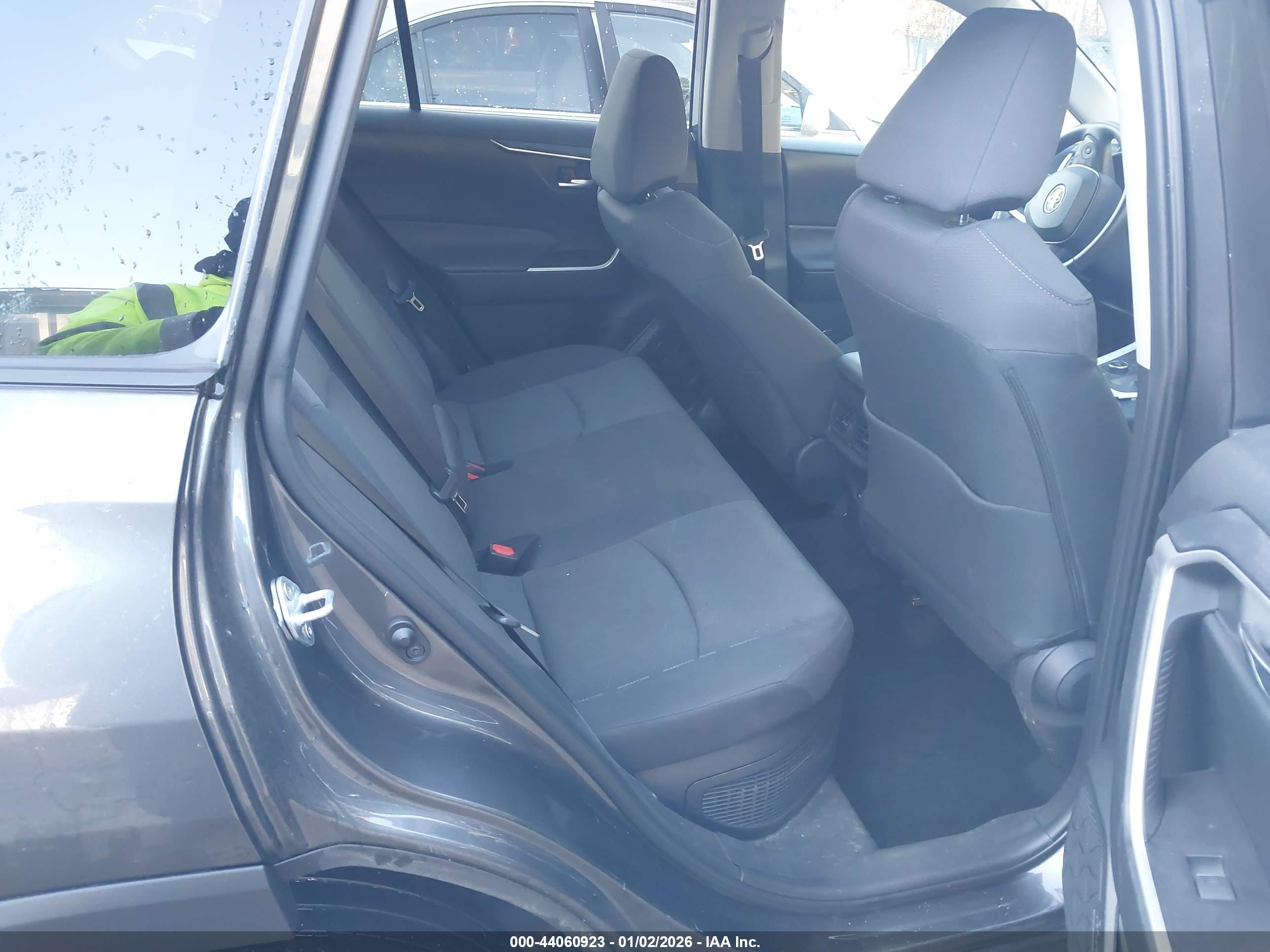 TOYOTA RAV4 image 8