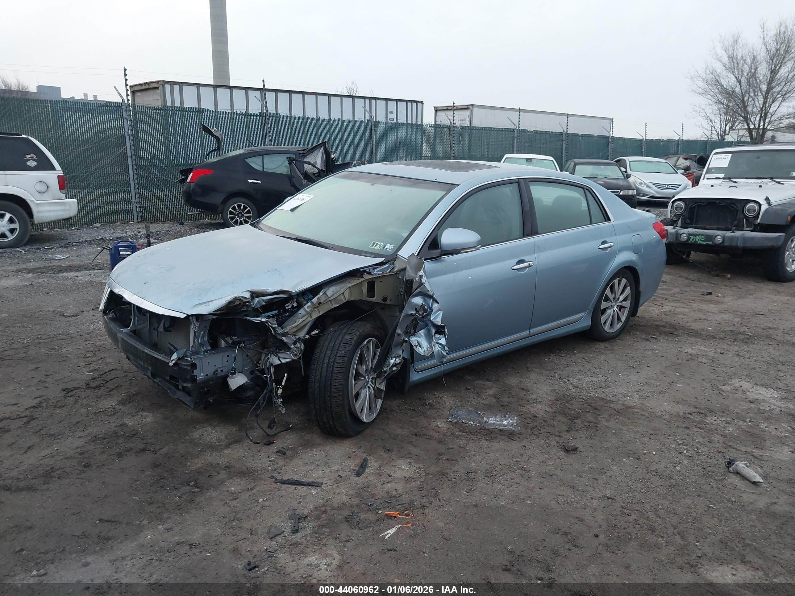 TOYOTA AVALON image 2