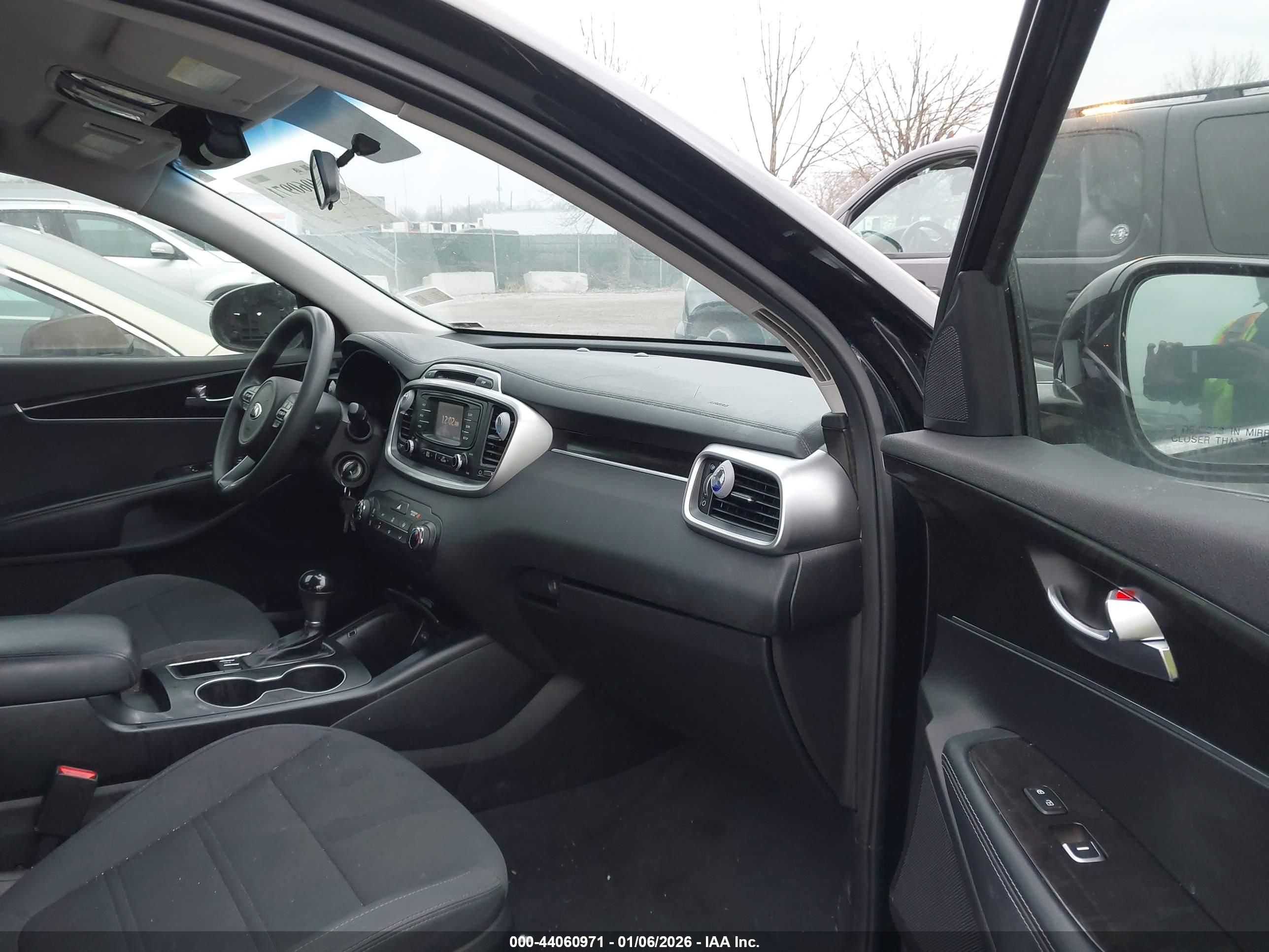 KIA SORENTO image 5