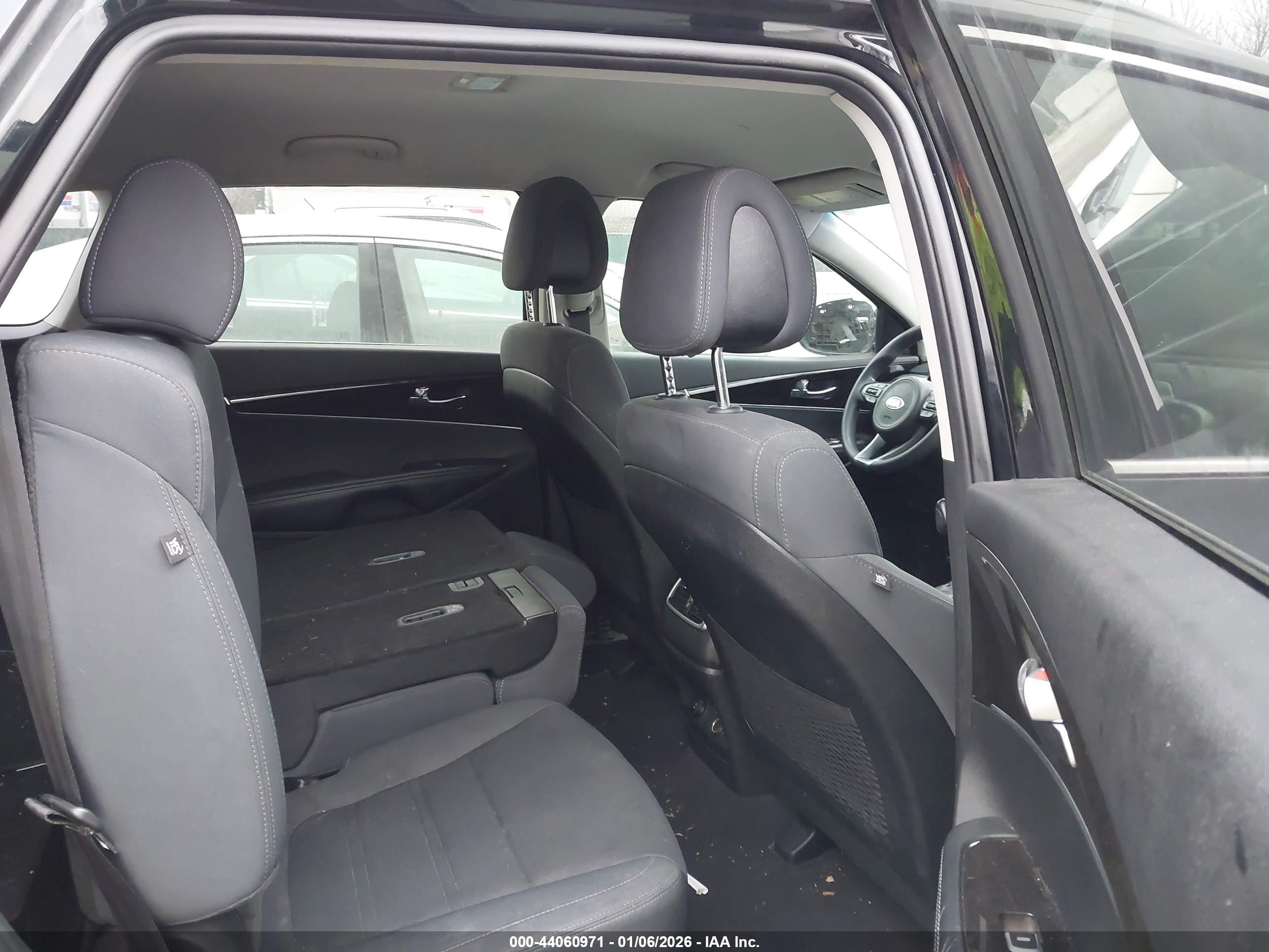 KIA SORENTO image 8
