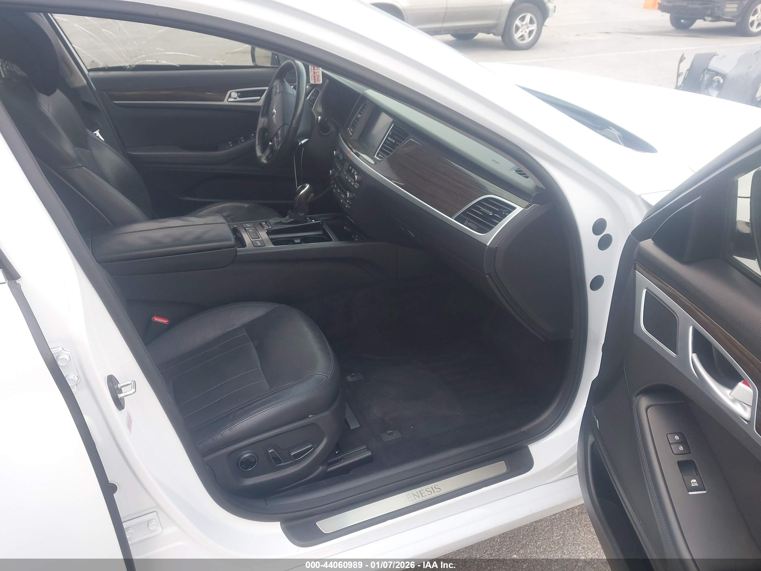HYUNDAI GENESIS image 5