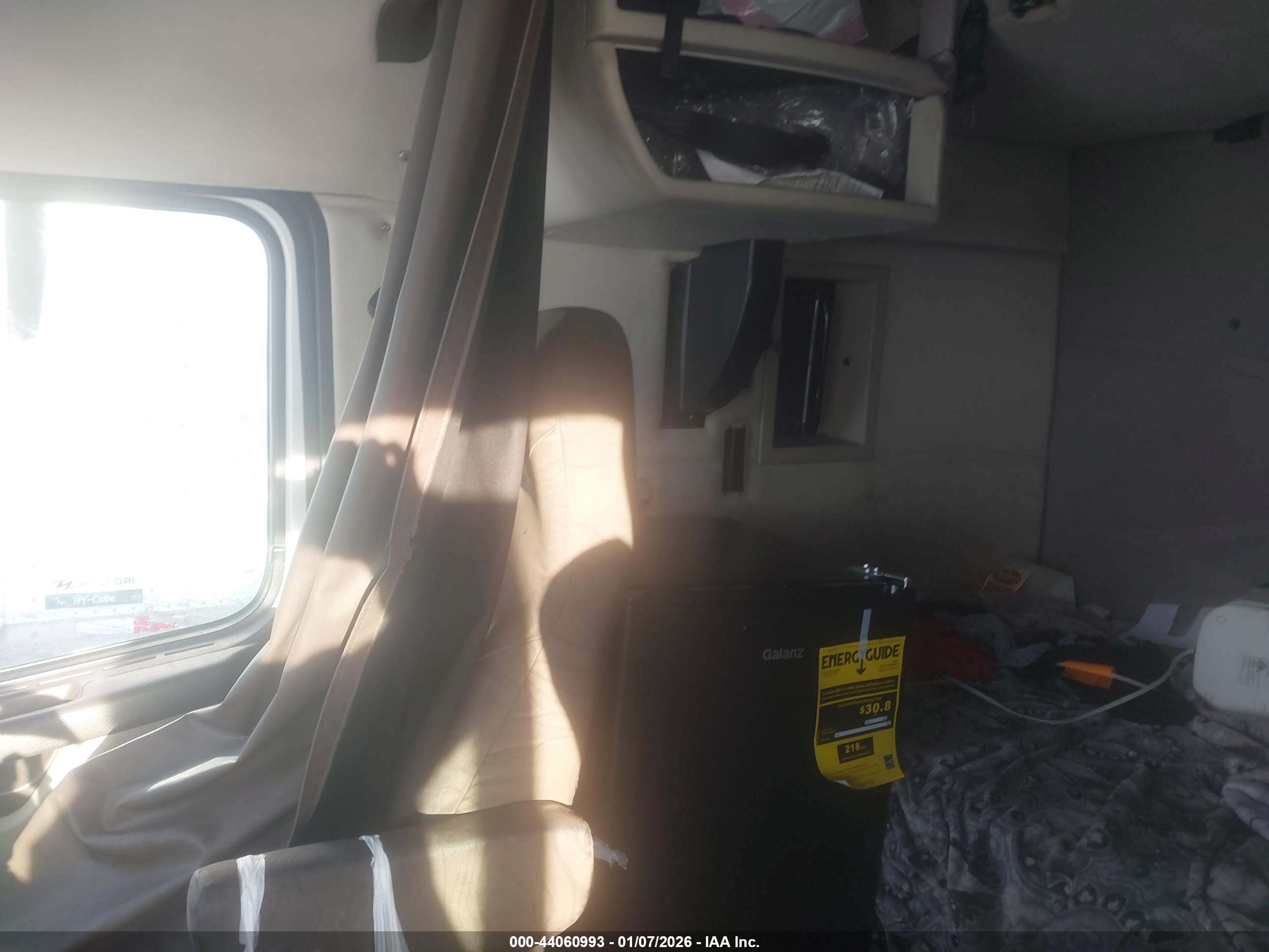 VOLVO VN image 7