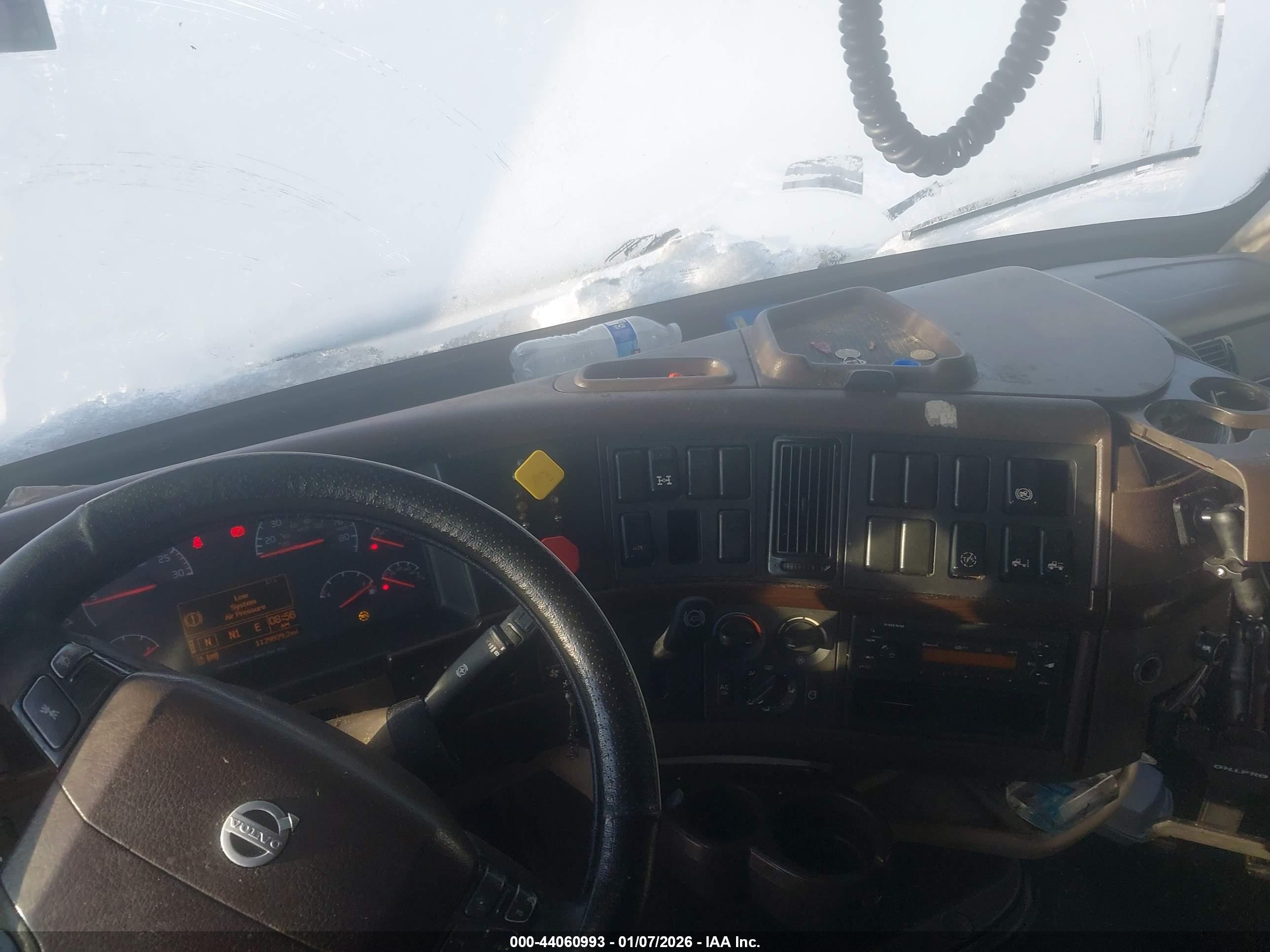 VOLVO VN image 8