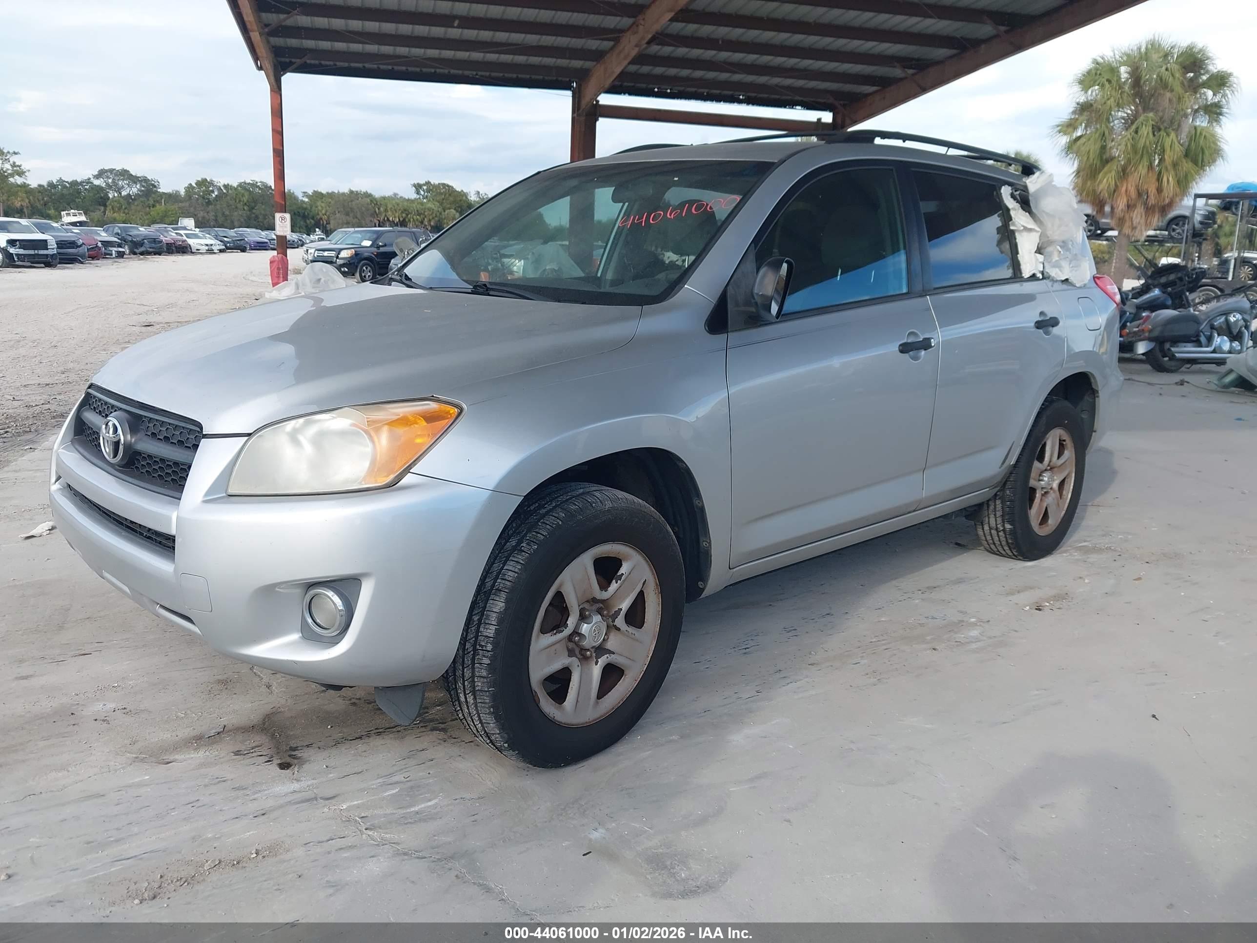 TOYOTA RAV4 image 2