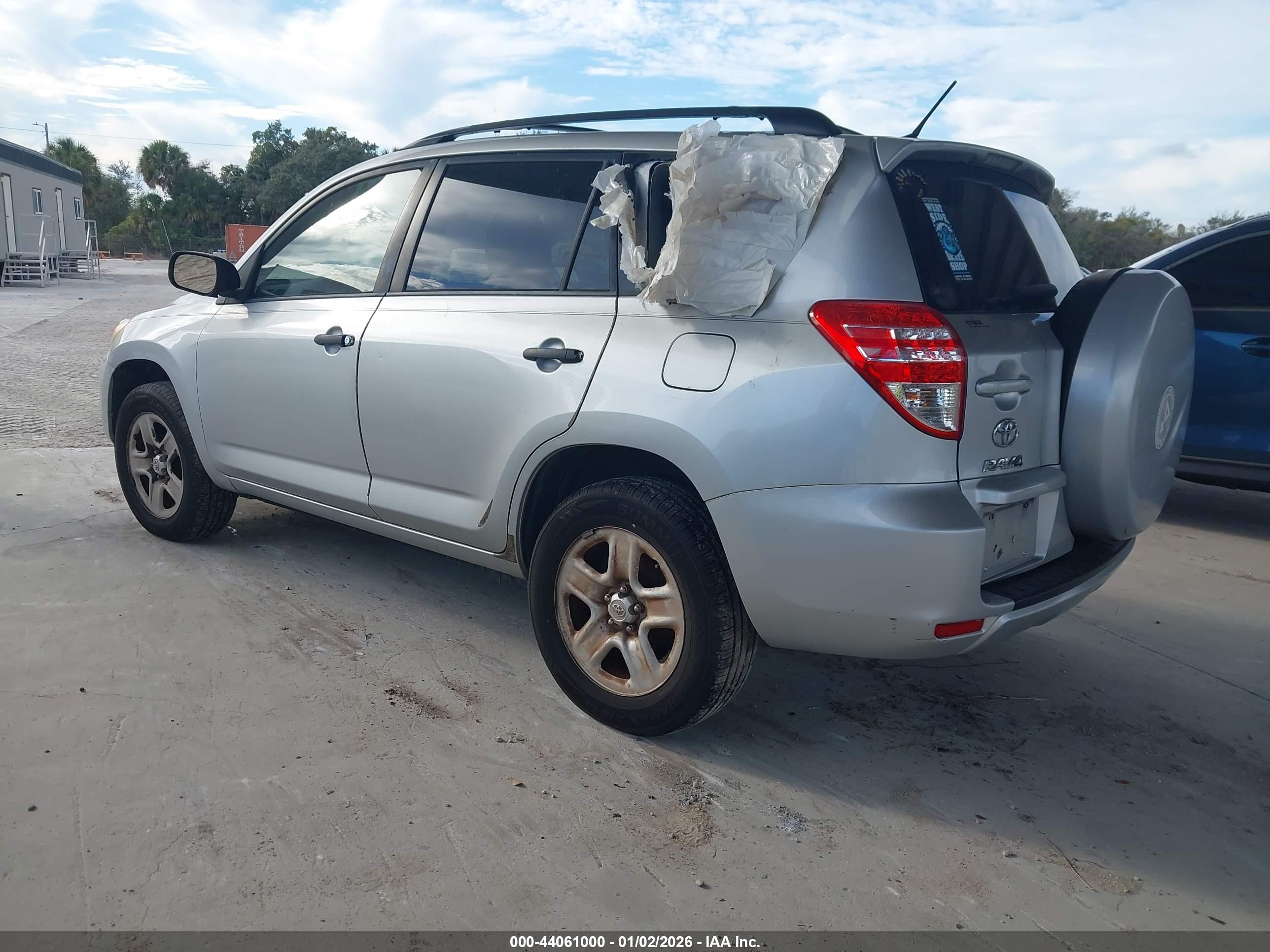 TOYOTA RAV4 image 3