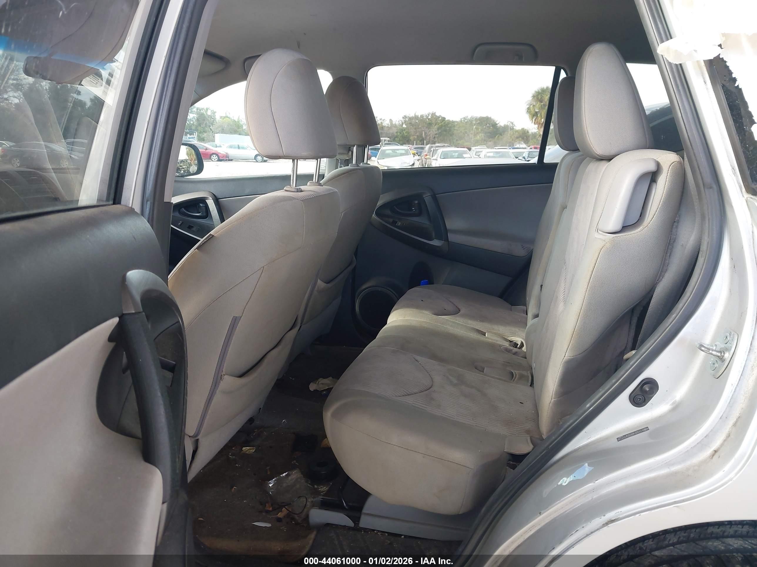 TOYOTA RAV4 image 8