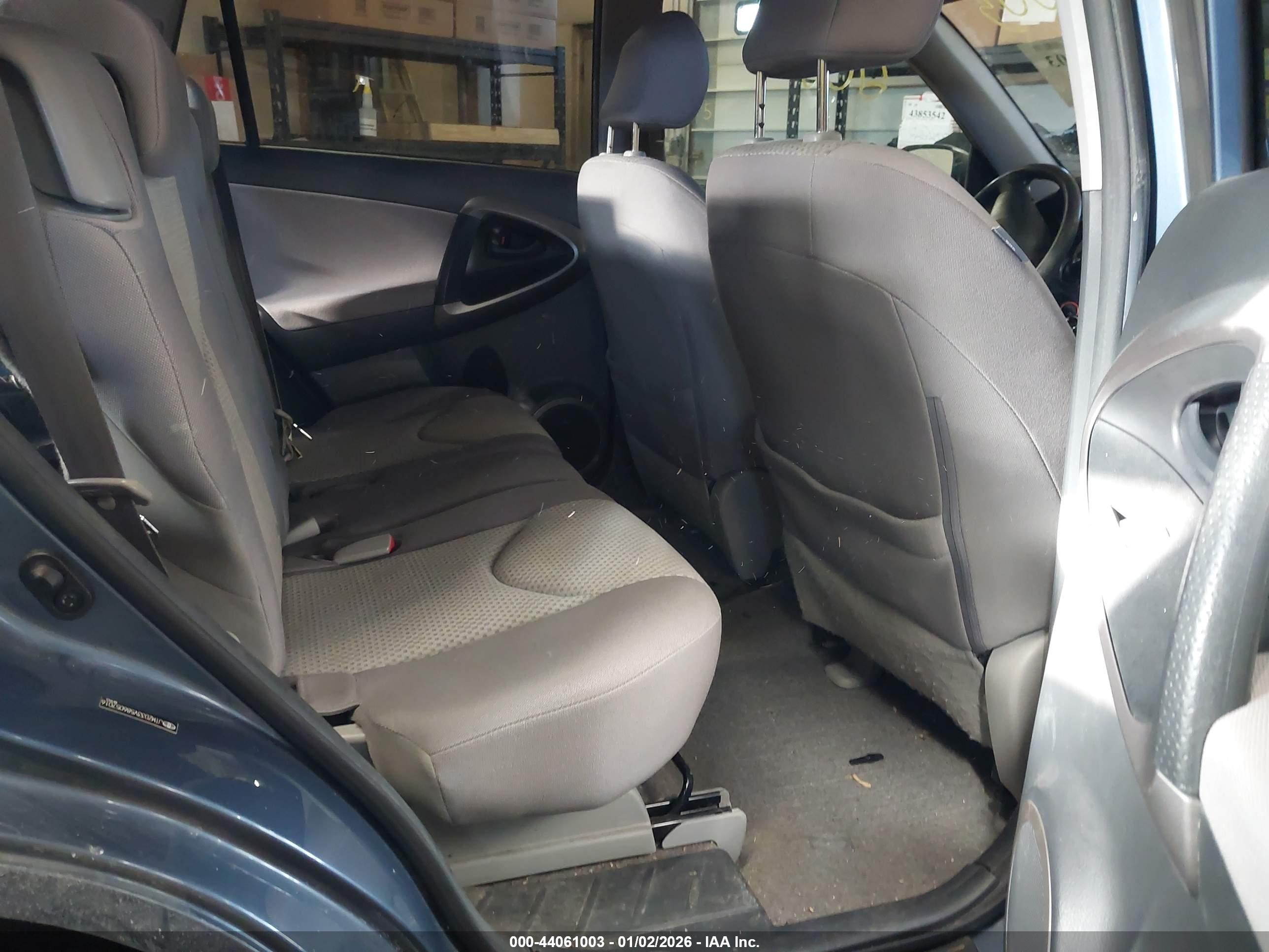 TOYOTA RAV4 image 8