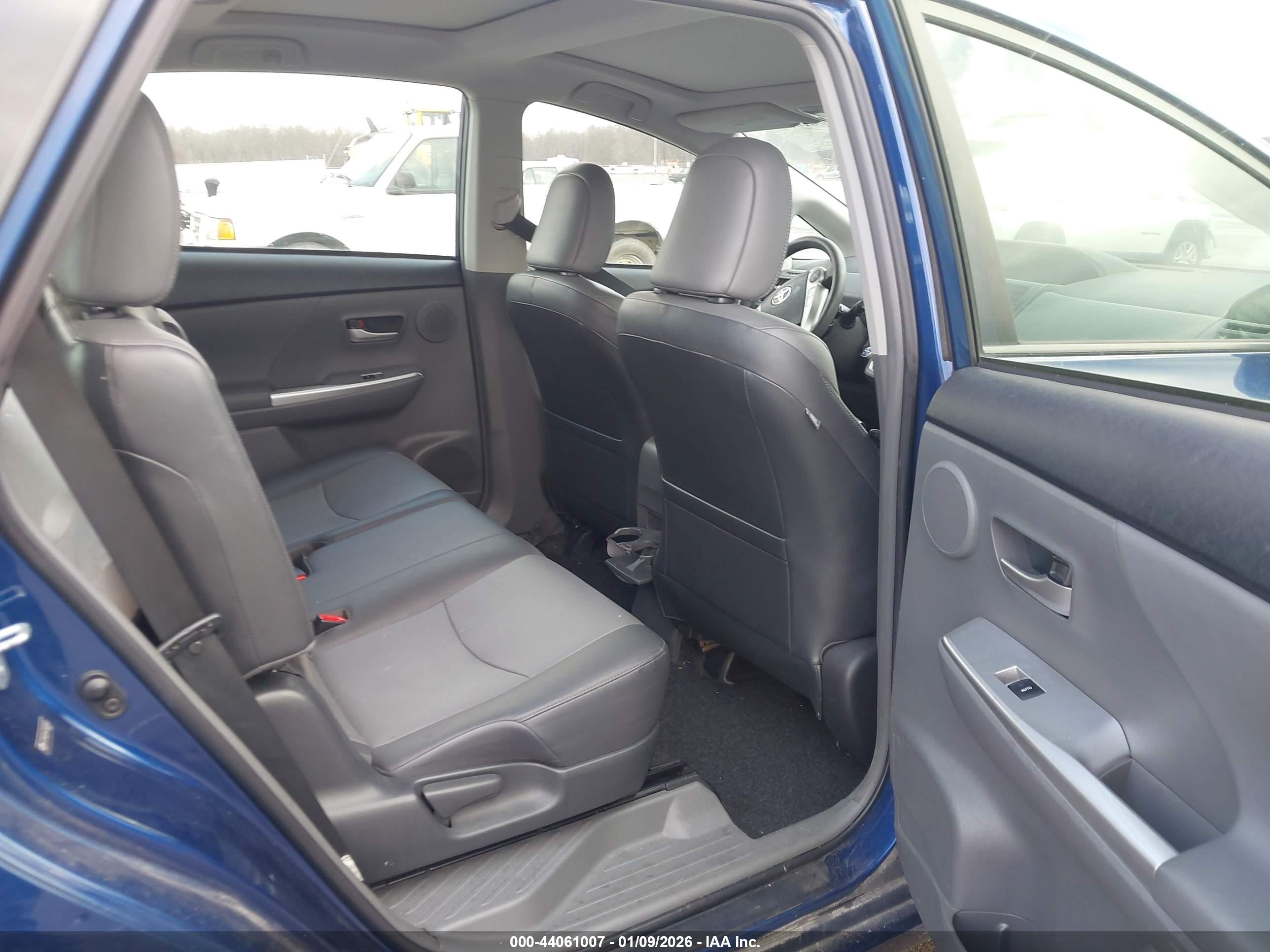 TOYOTA PRIUS image 8