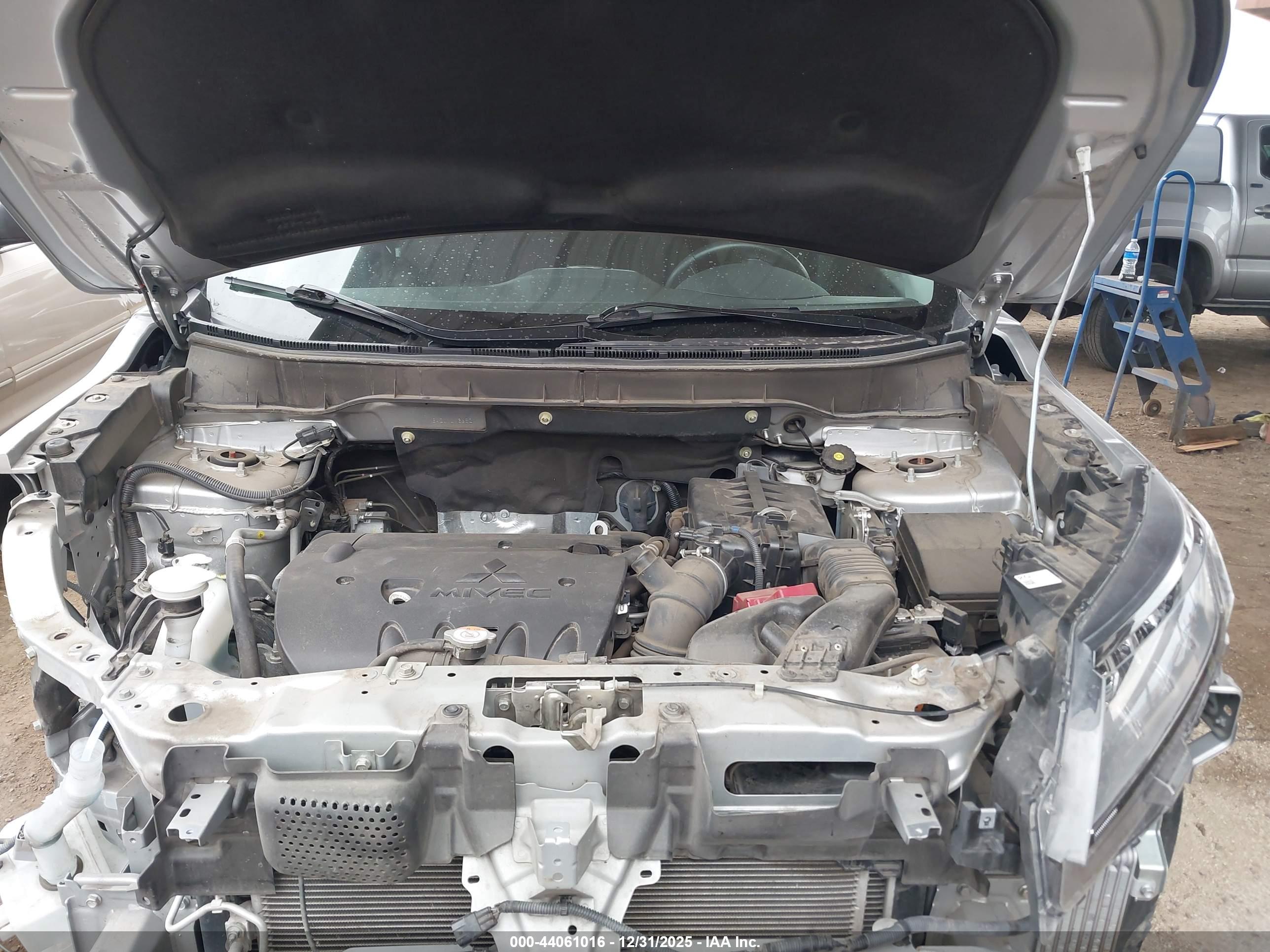 MITSUBISHI OUTLANDER image 10