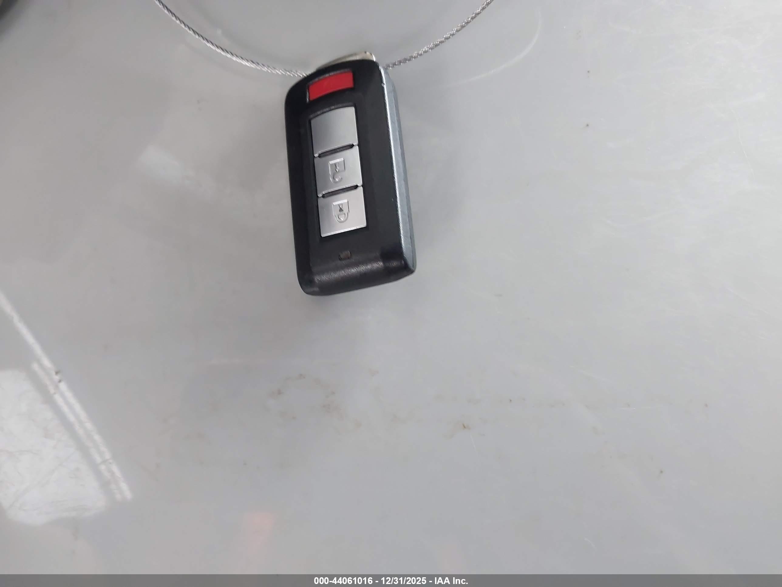 MITSUBISHI OUTLANDER image 11