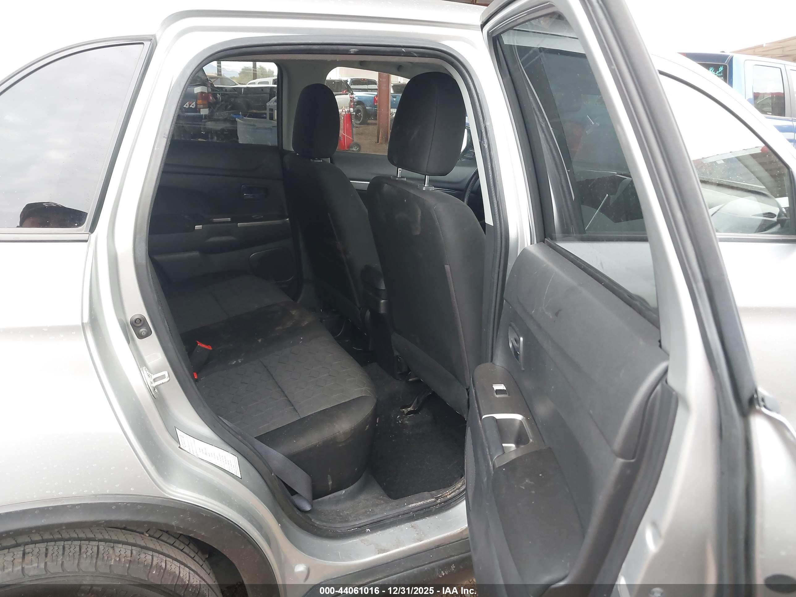 MITSUBISHI OUTLANDER image 8