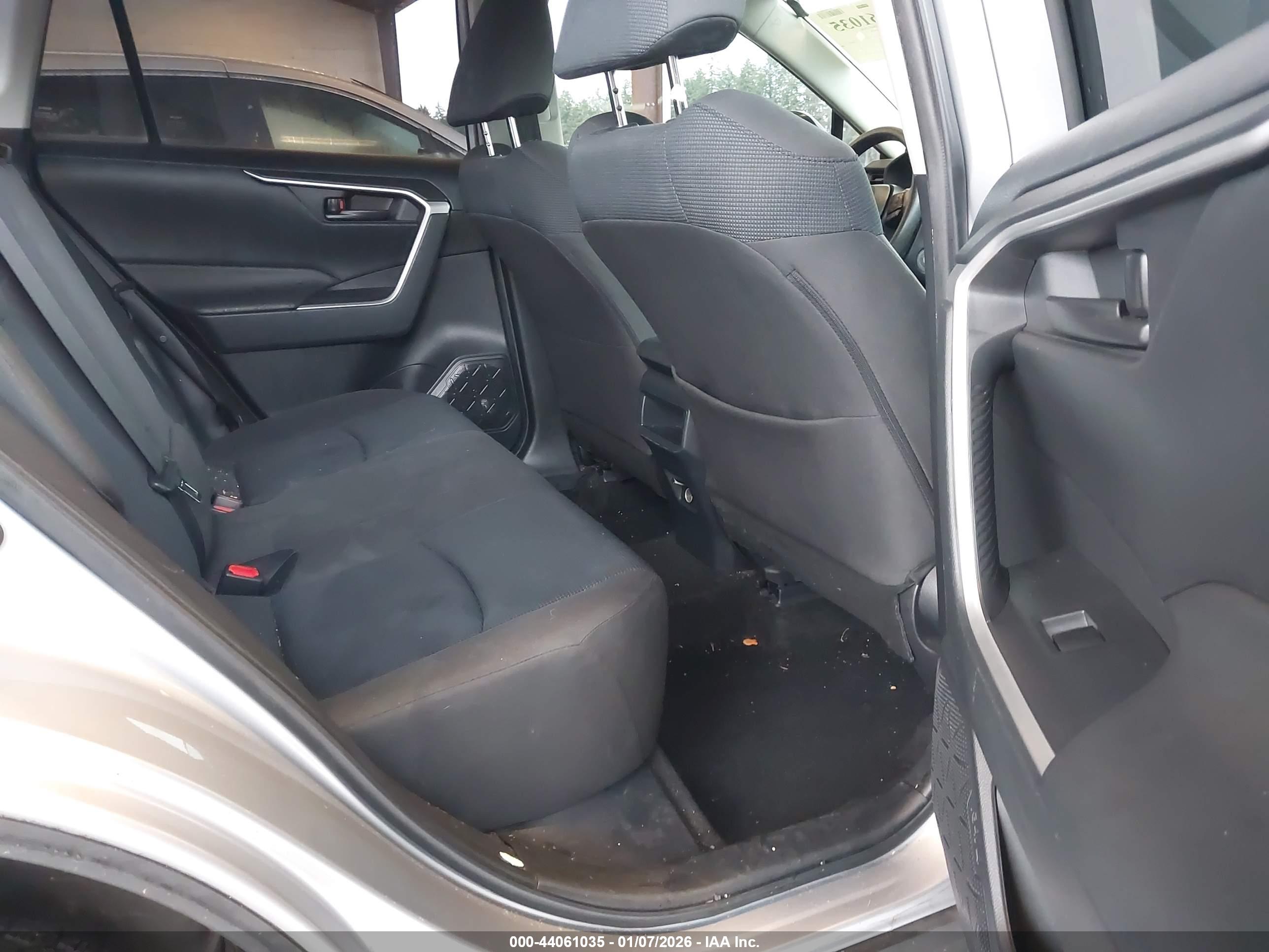TOYOTA RAV4 image 8