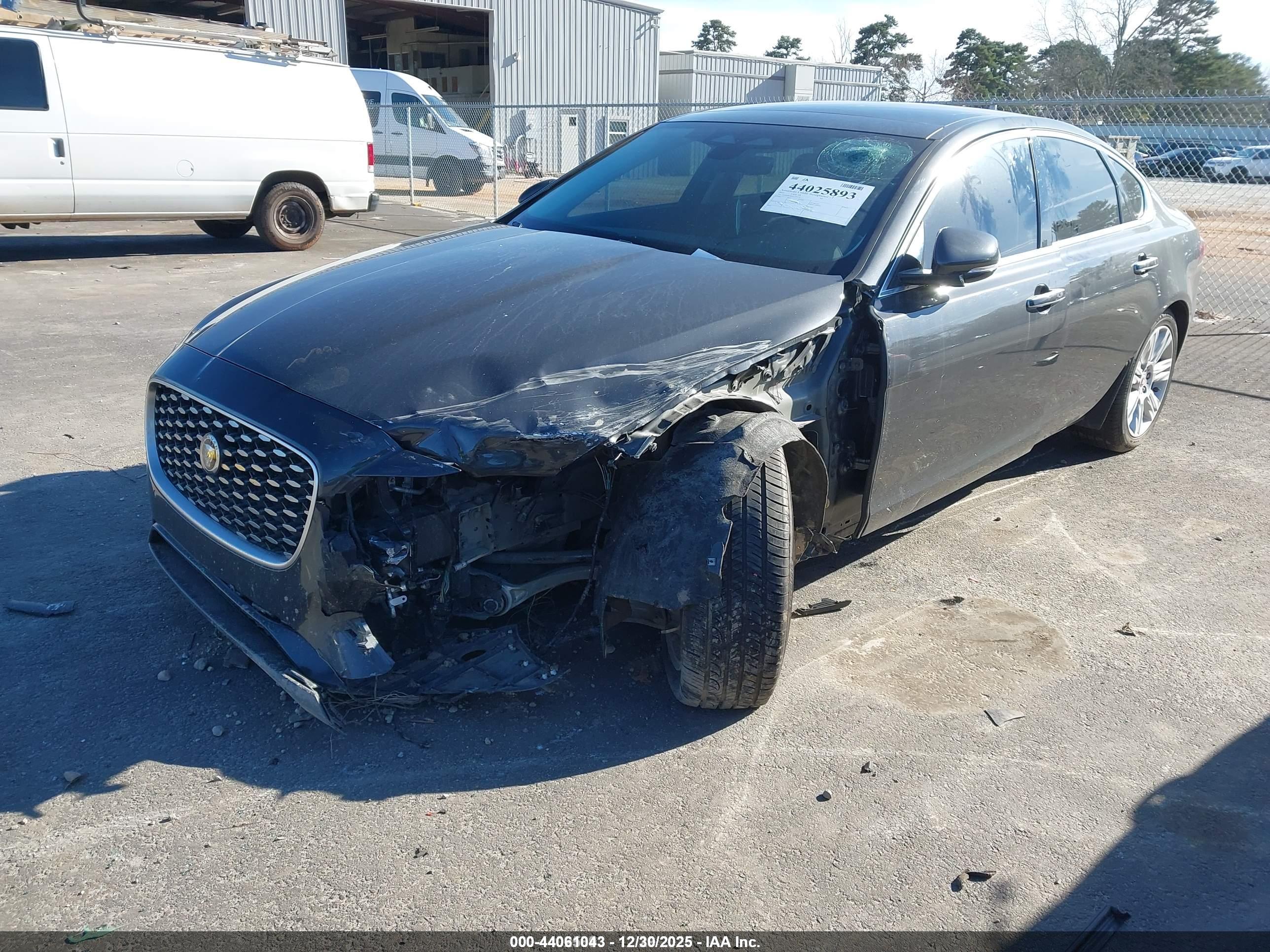 JAGUAR XF image 2
