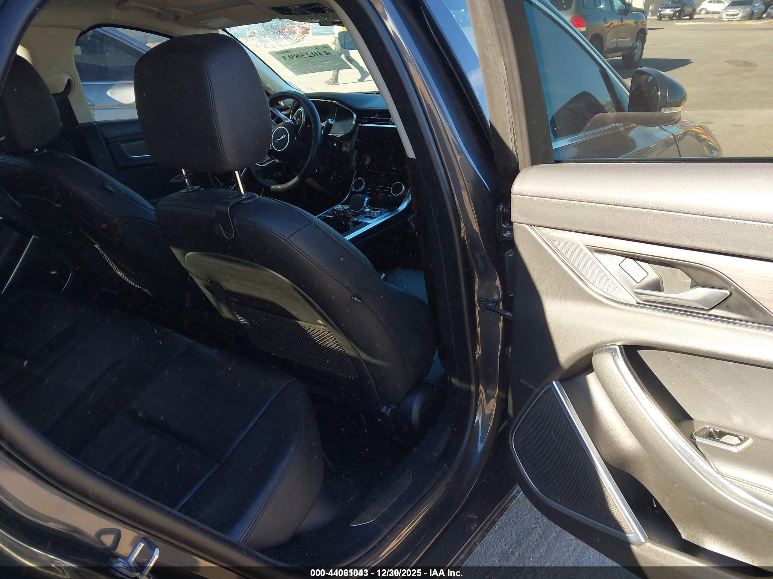 JAGUAR XF image 8