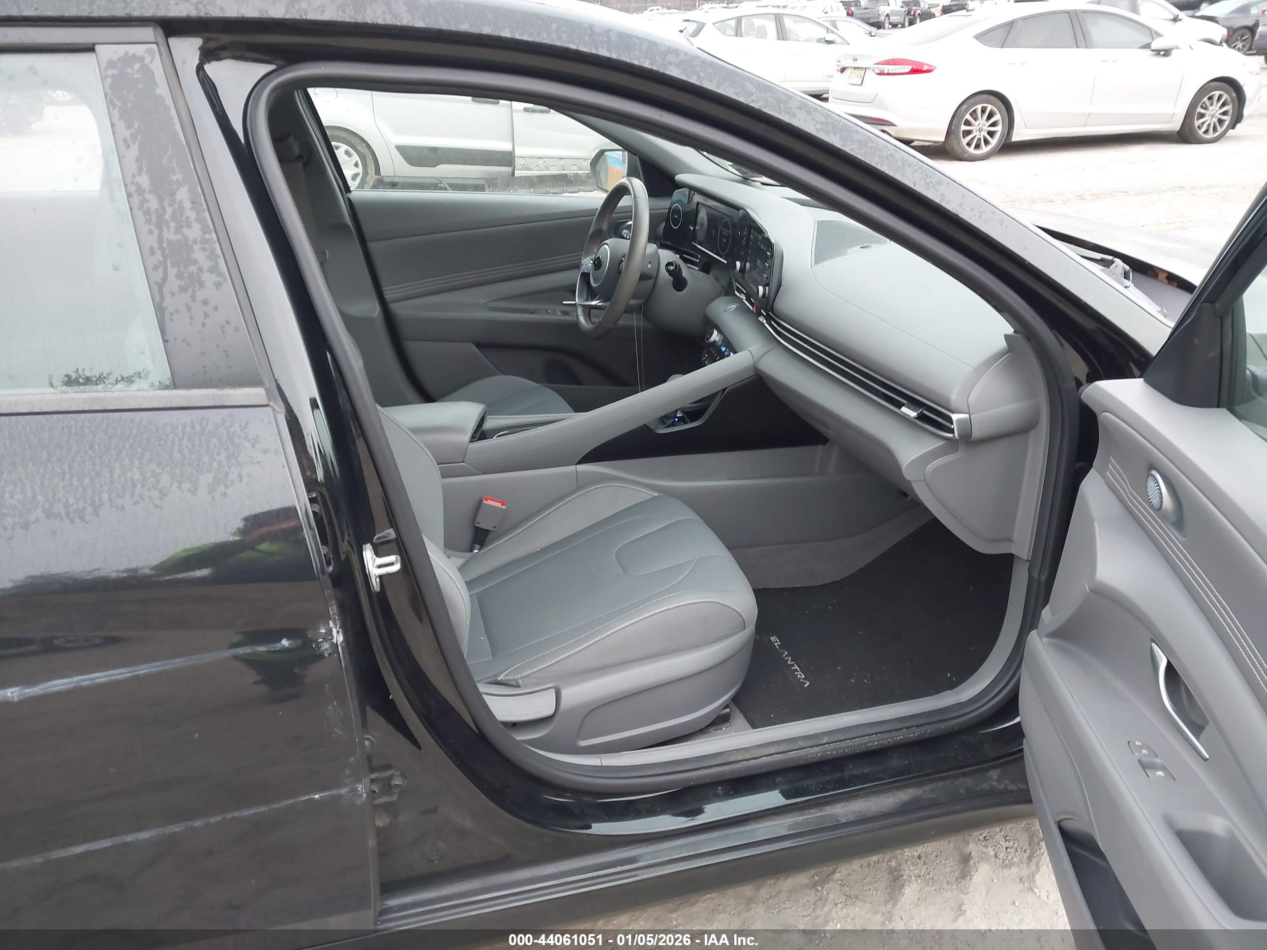HYUNDAI ELANTRA image 5