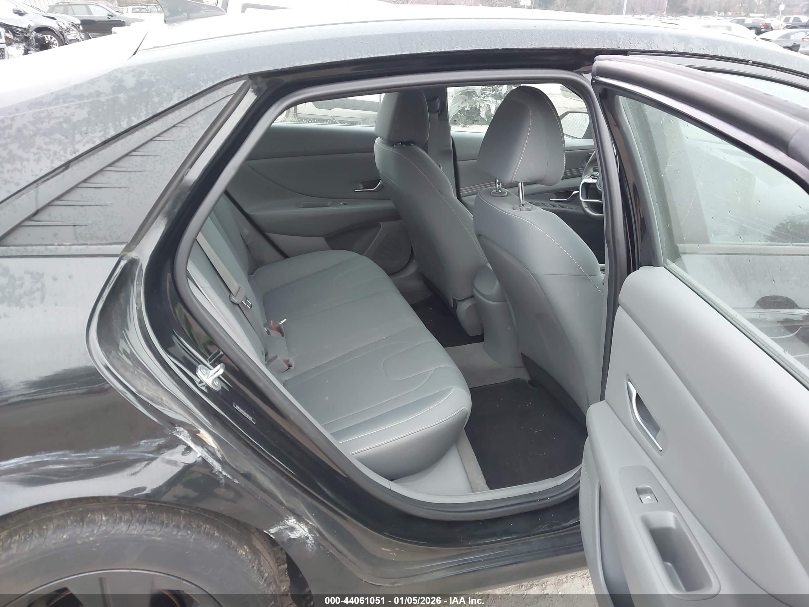 HYUNDAI ELANTRA image 8