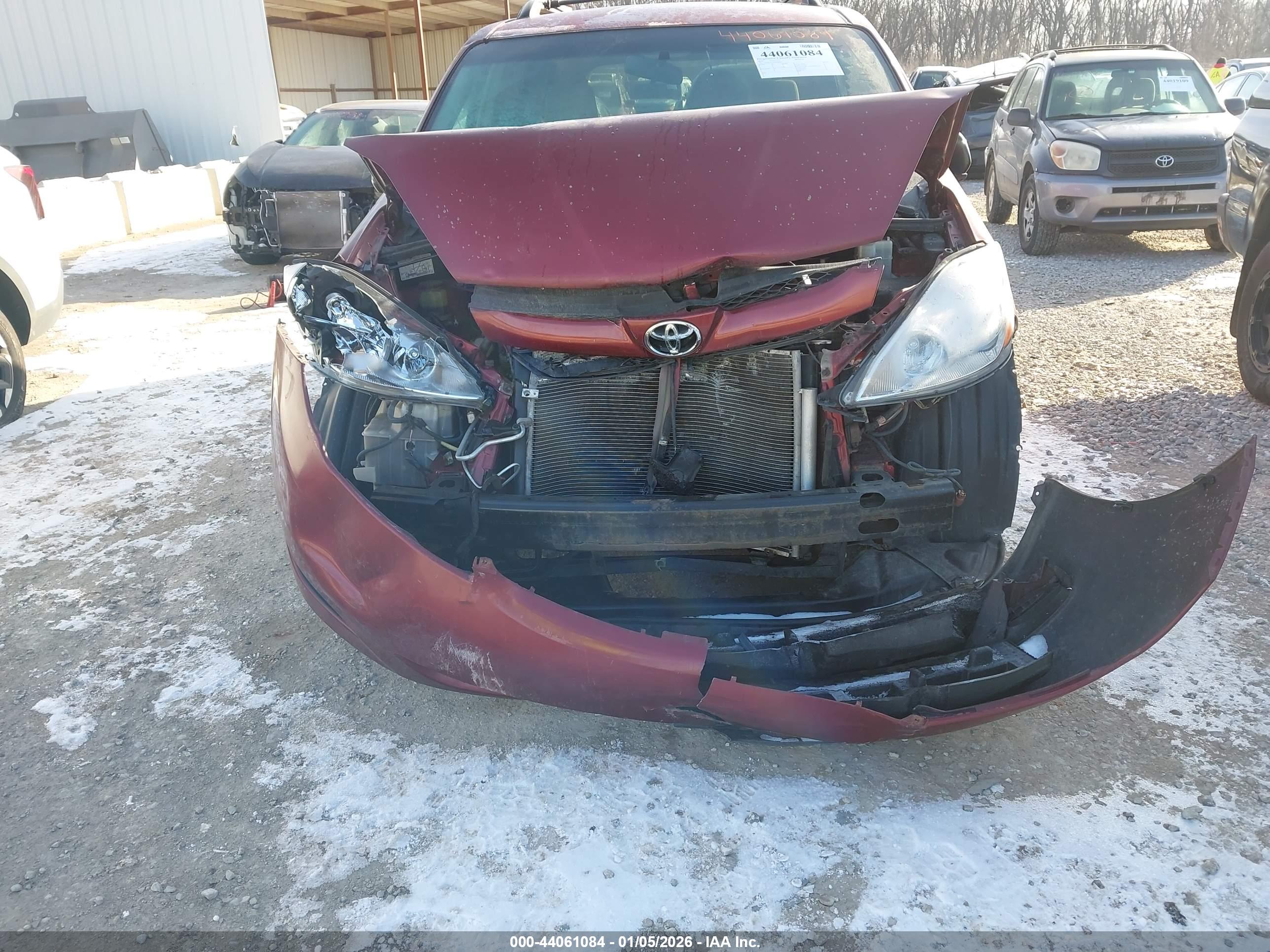 TOYOTA SIENNA image 6