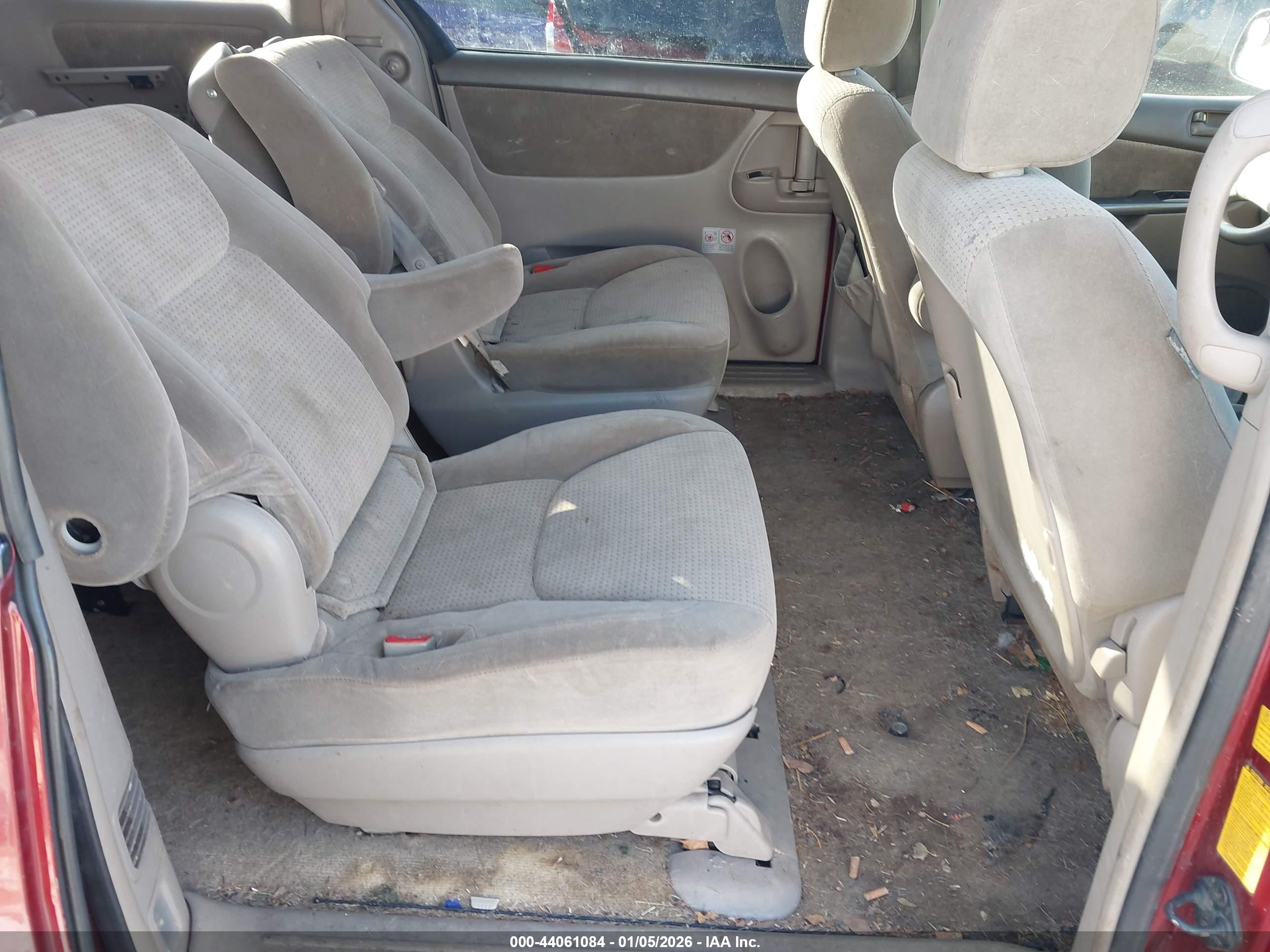 TOYOTA SIENNA image 8