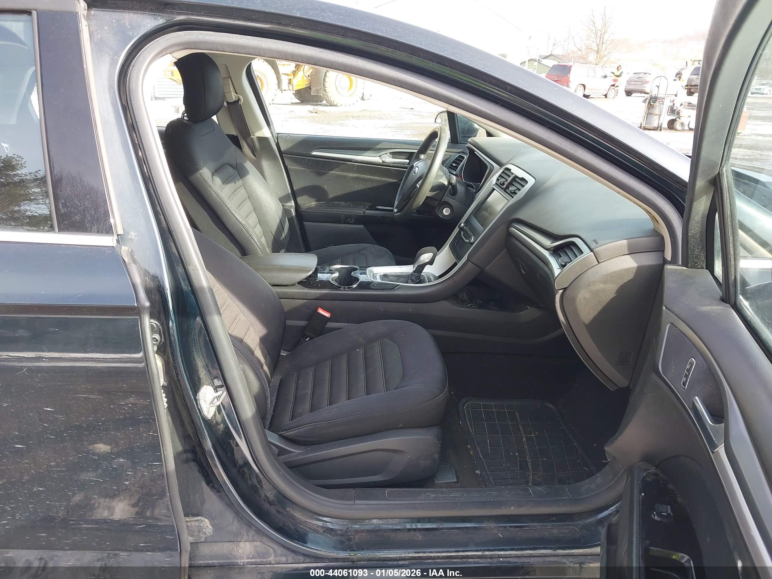 FORD FUSION image 5