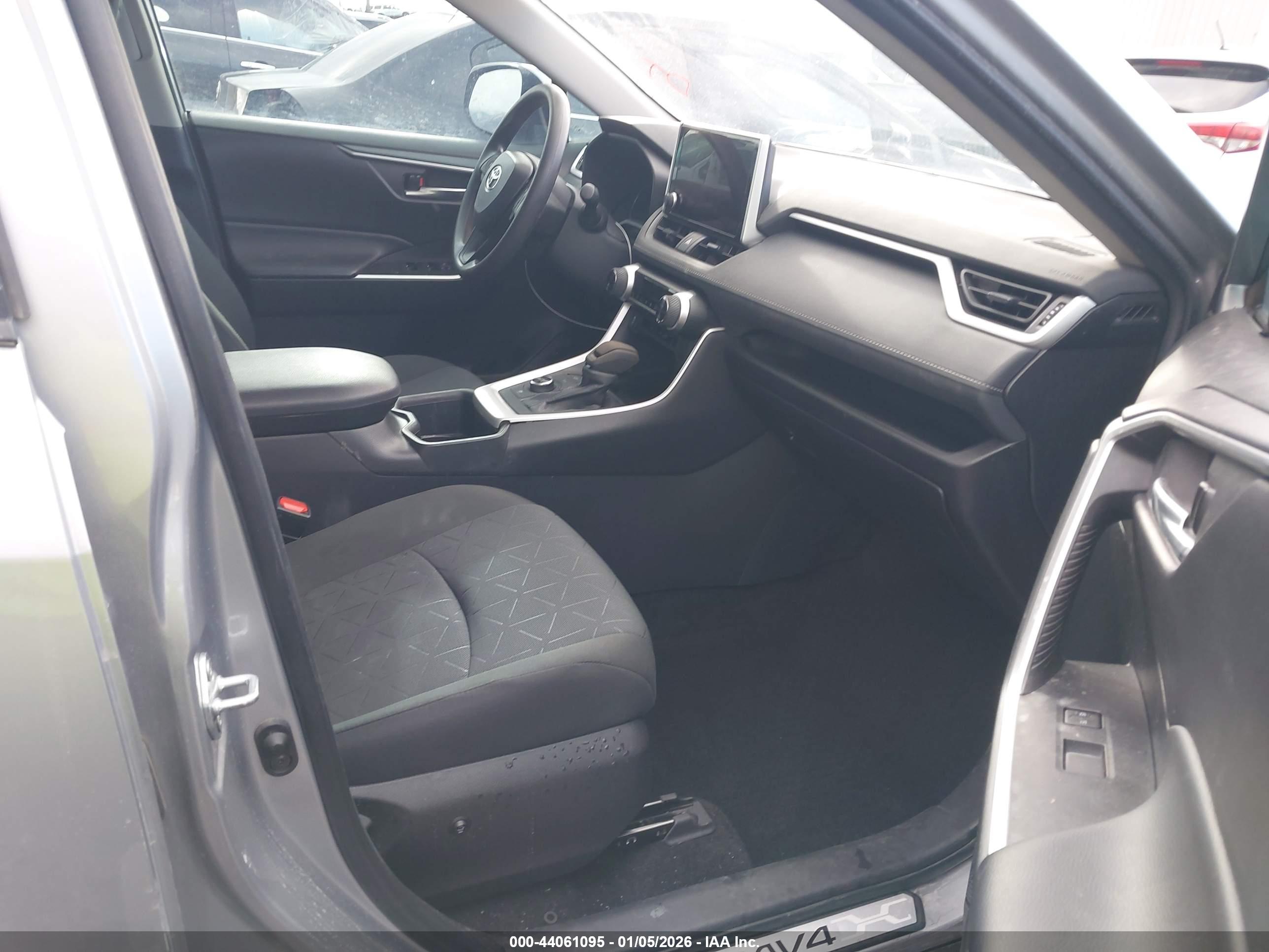 TOYOTA RAV4 image 5