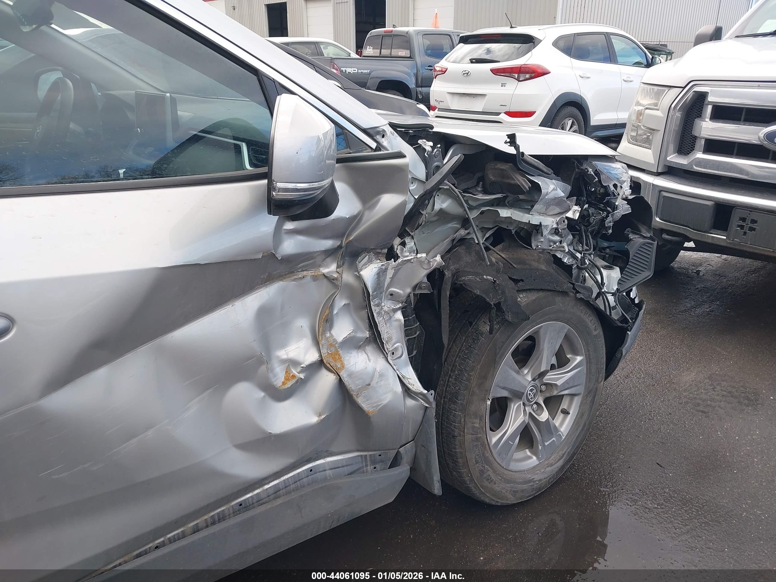 TOYOTA RAV4 image 6