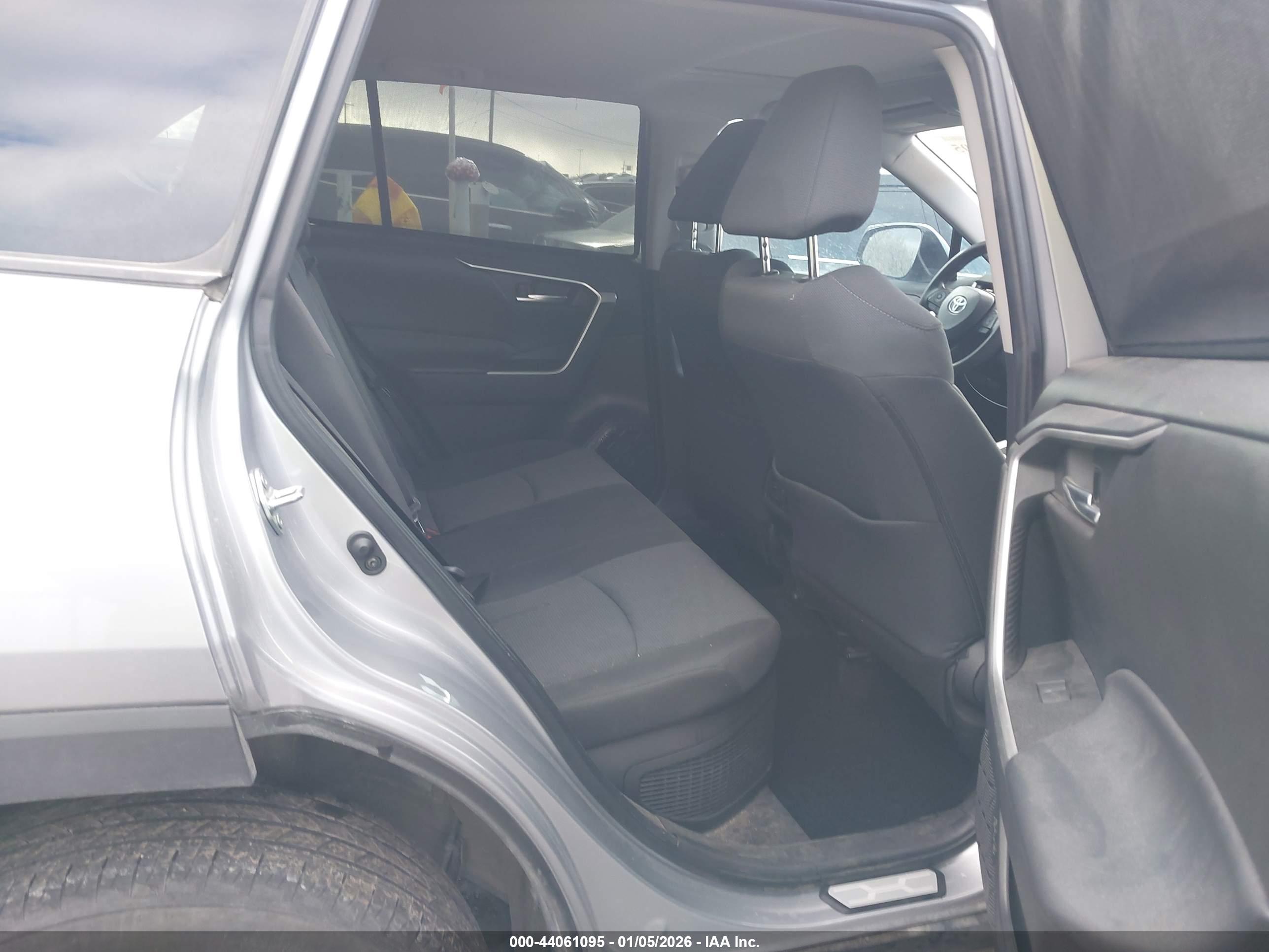 TOYOTA RAV4 image 8