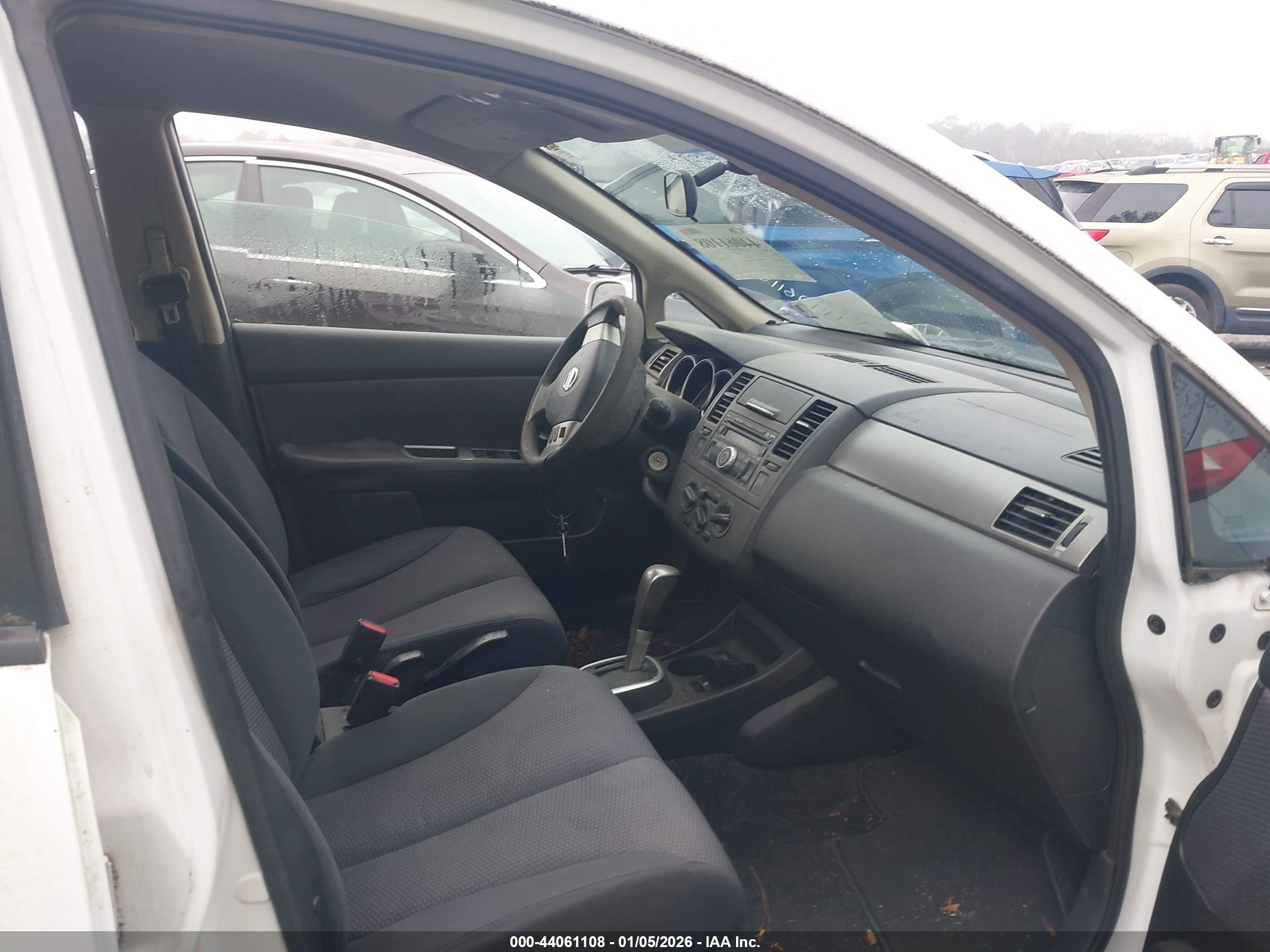 NISSAN VERSA image 5