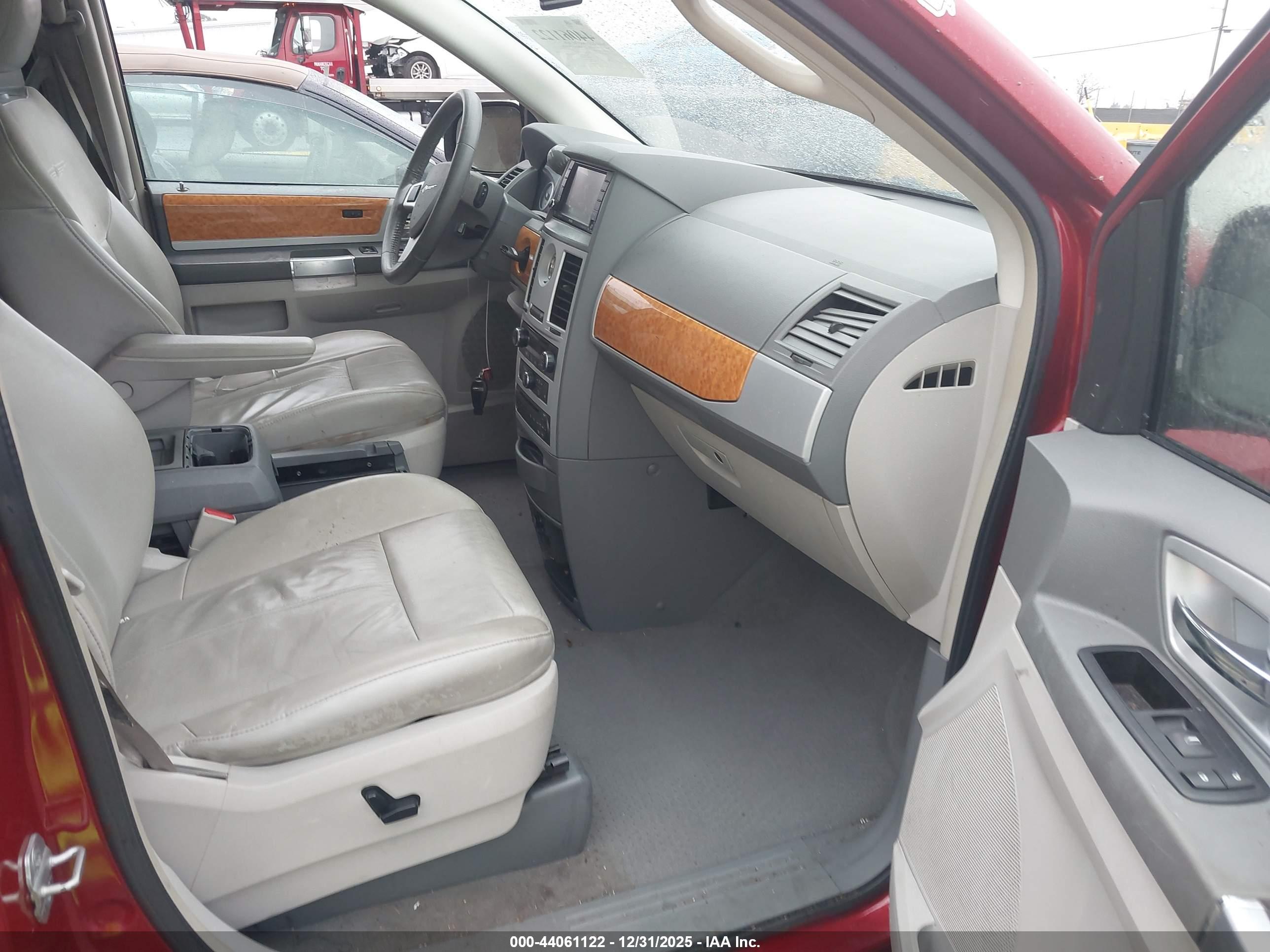 CHRYSLER TOWN image 5