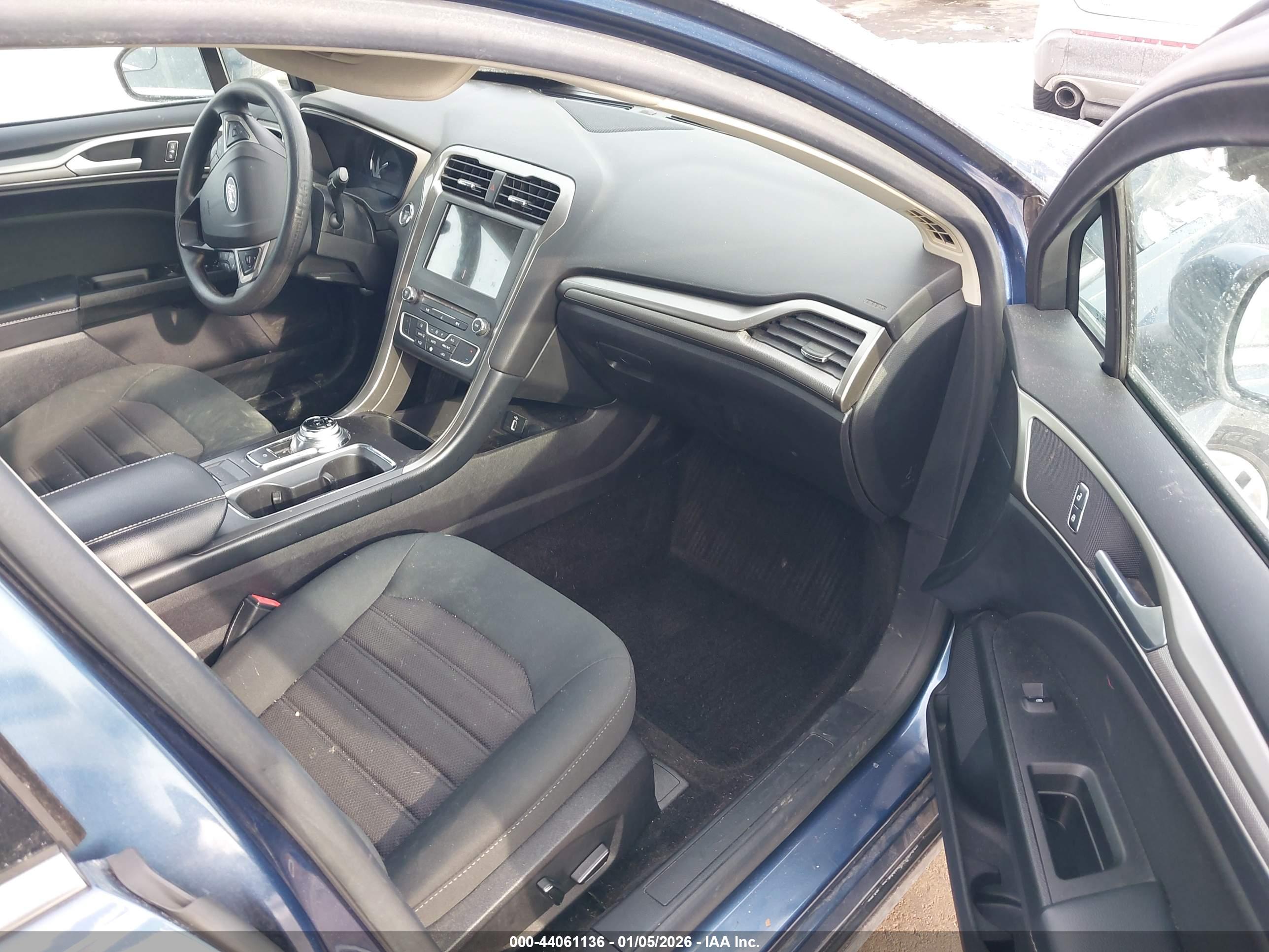 FORD FUSION image 5