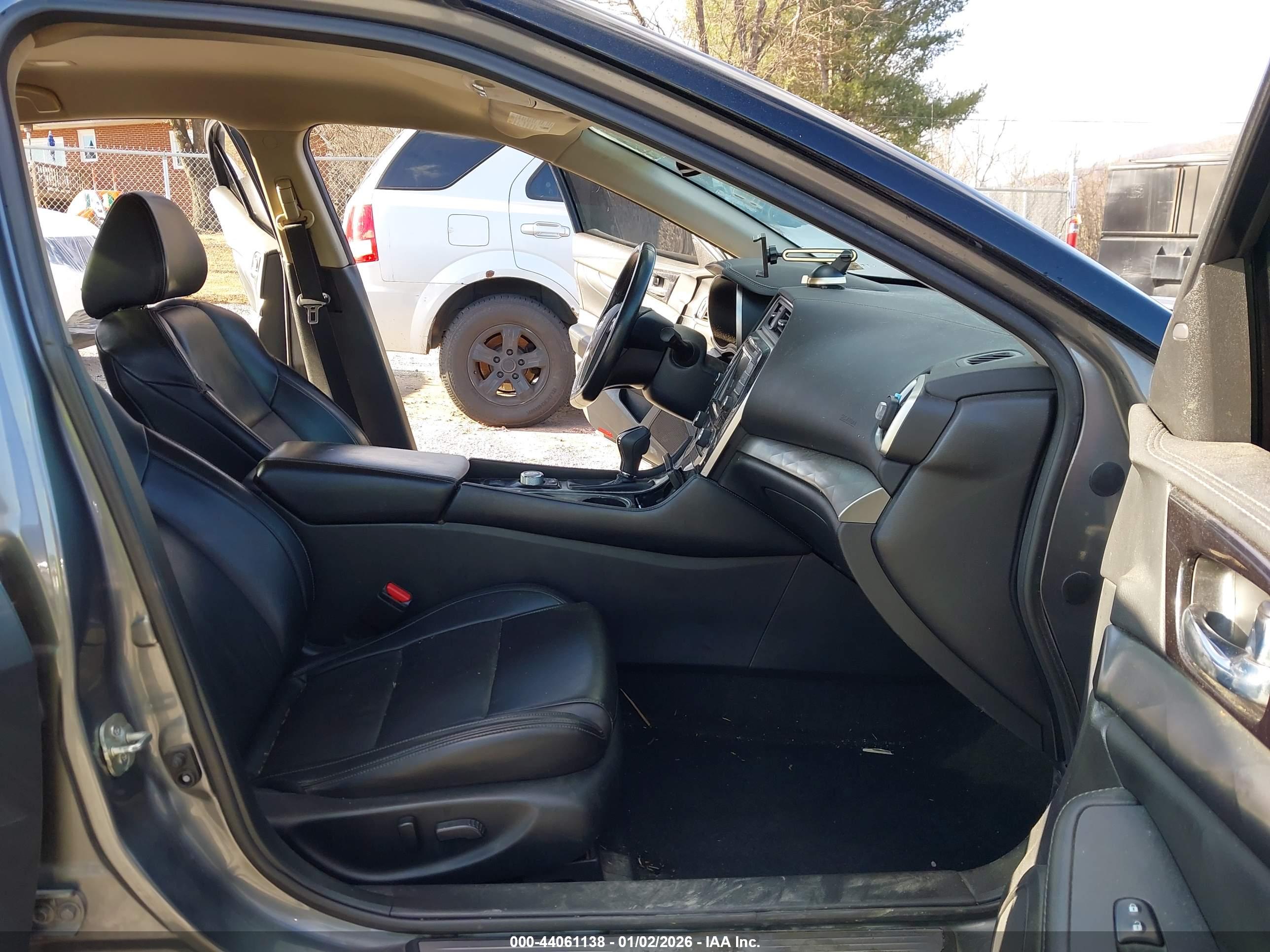 NISSAN MAXIMA image 5