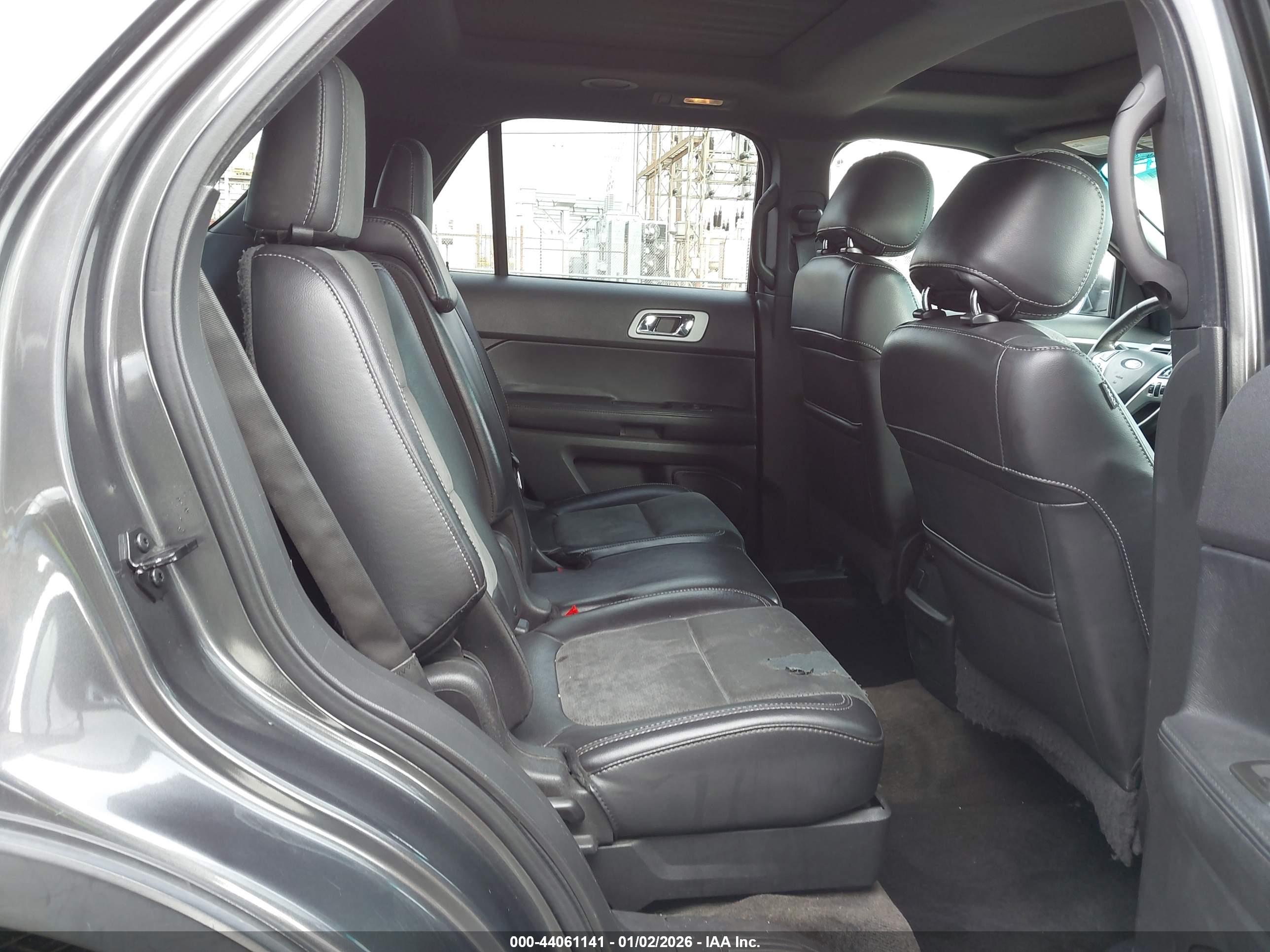 FORD EXPLORER image 8