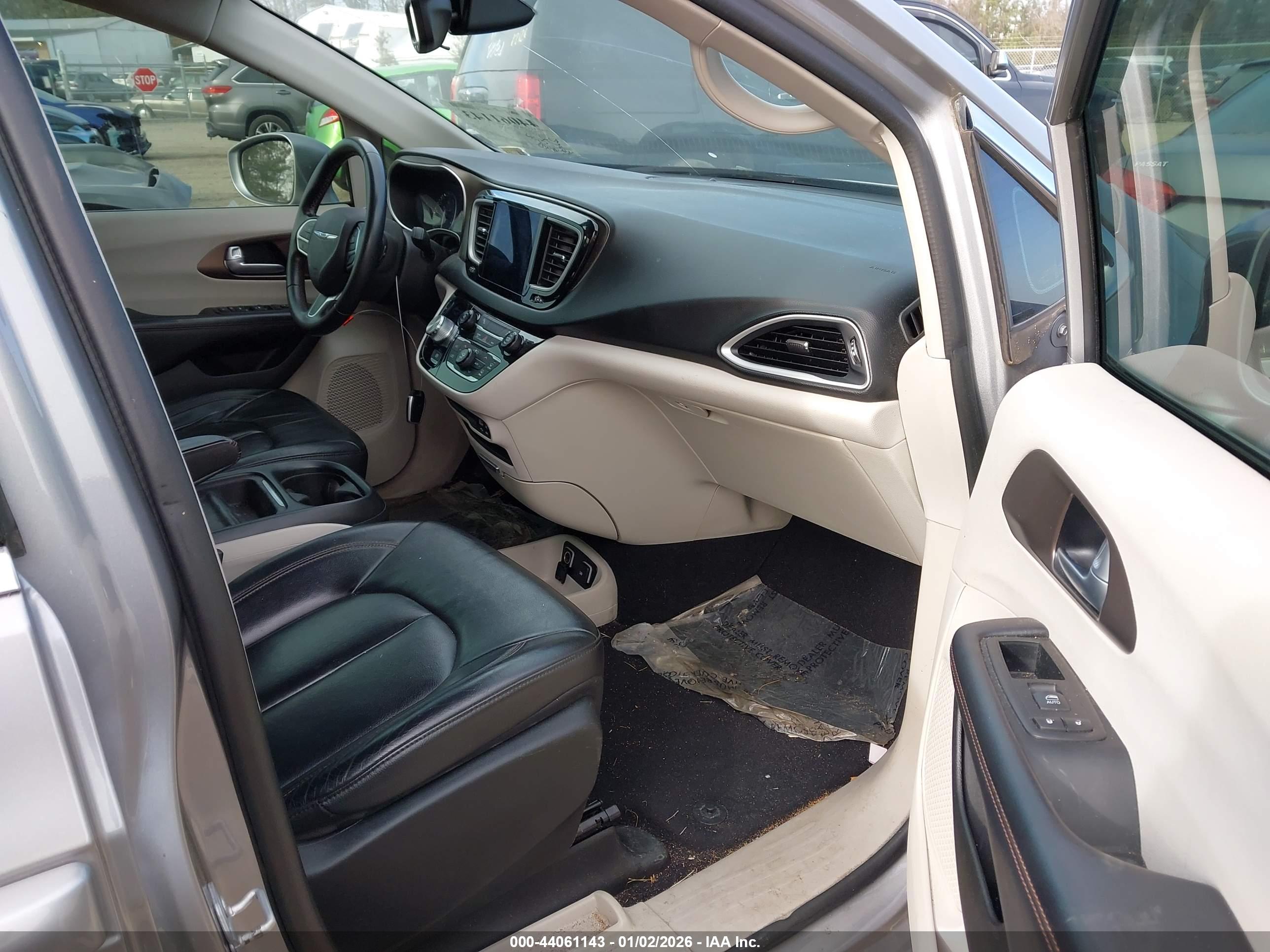 CHRYSLER PACIFICA image 5
