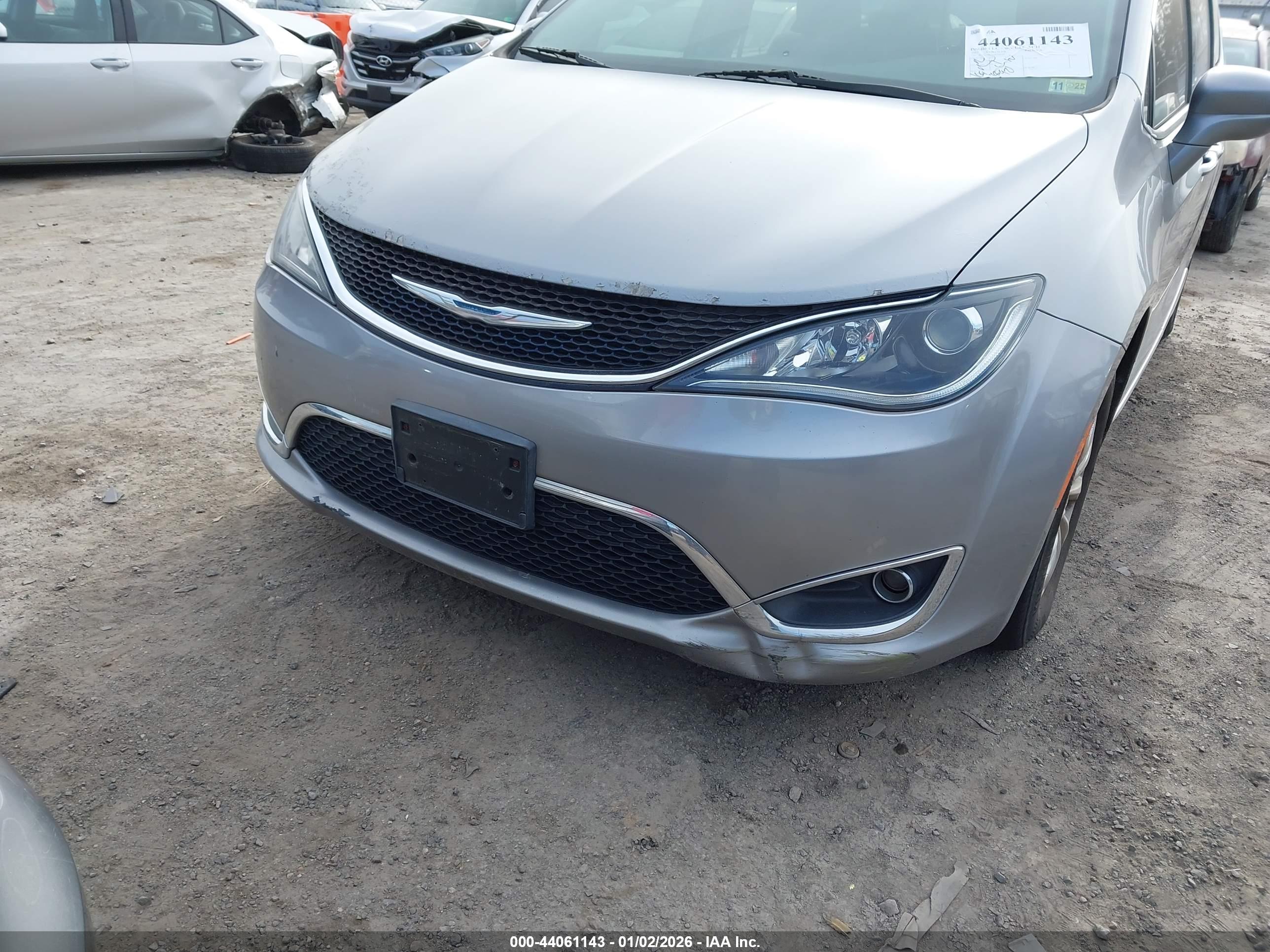 CHRYSLER PACIFICA image 6