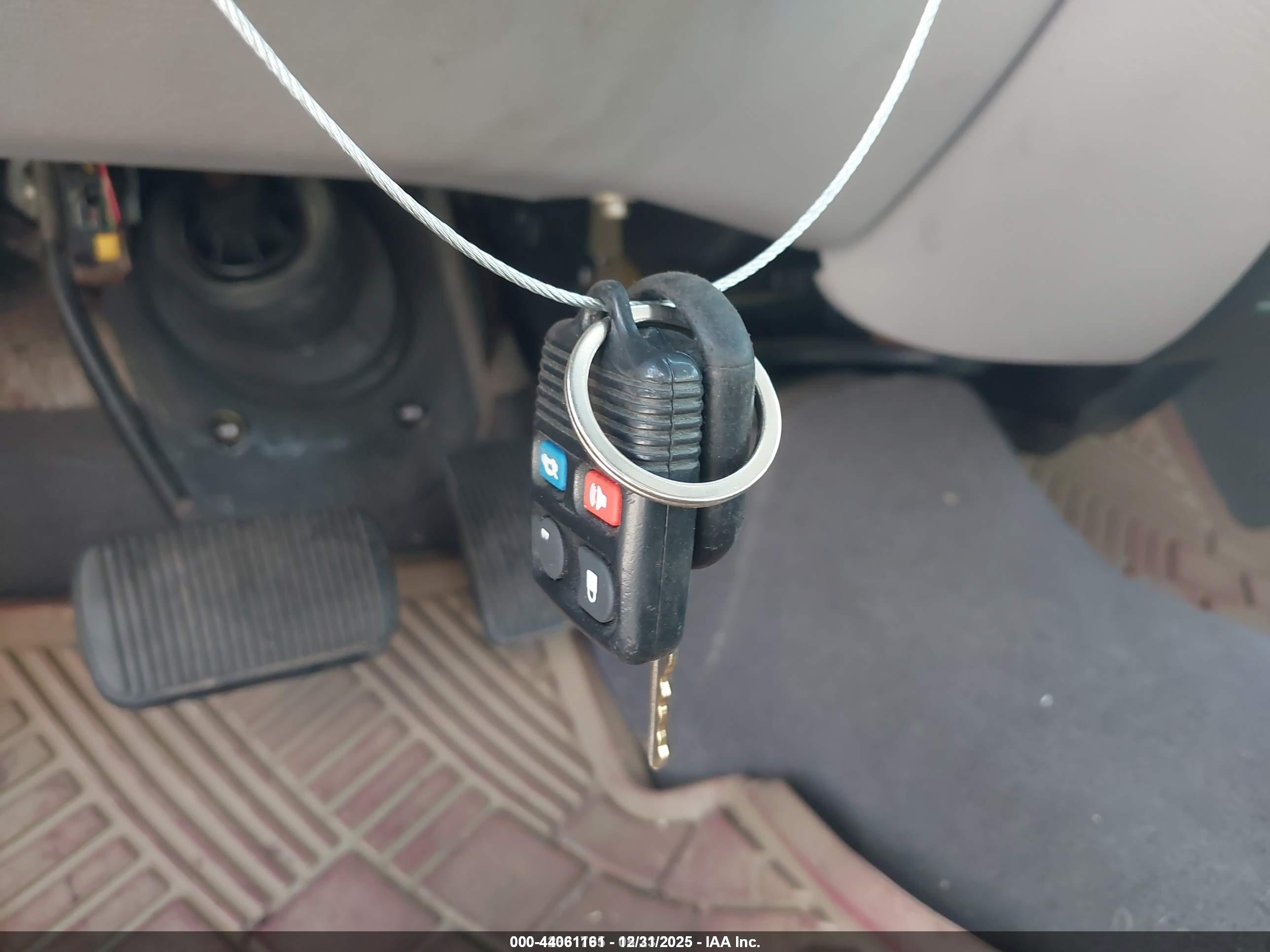 FORD TAURUS image 11