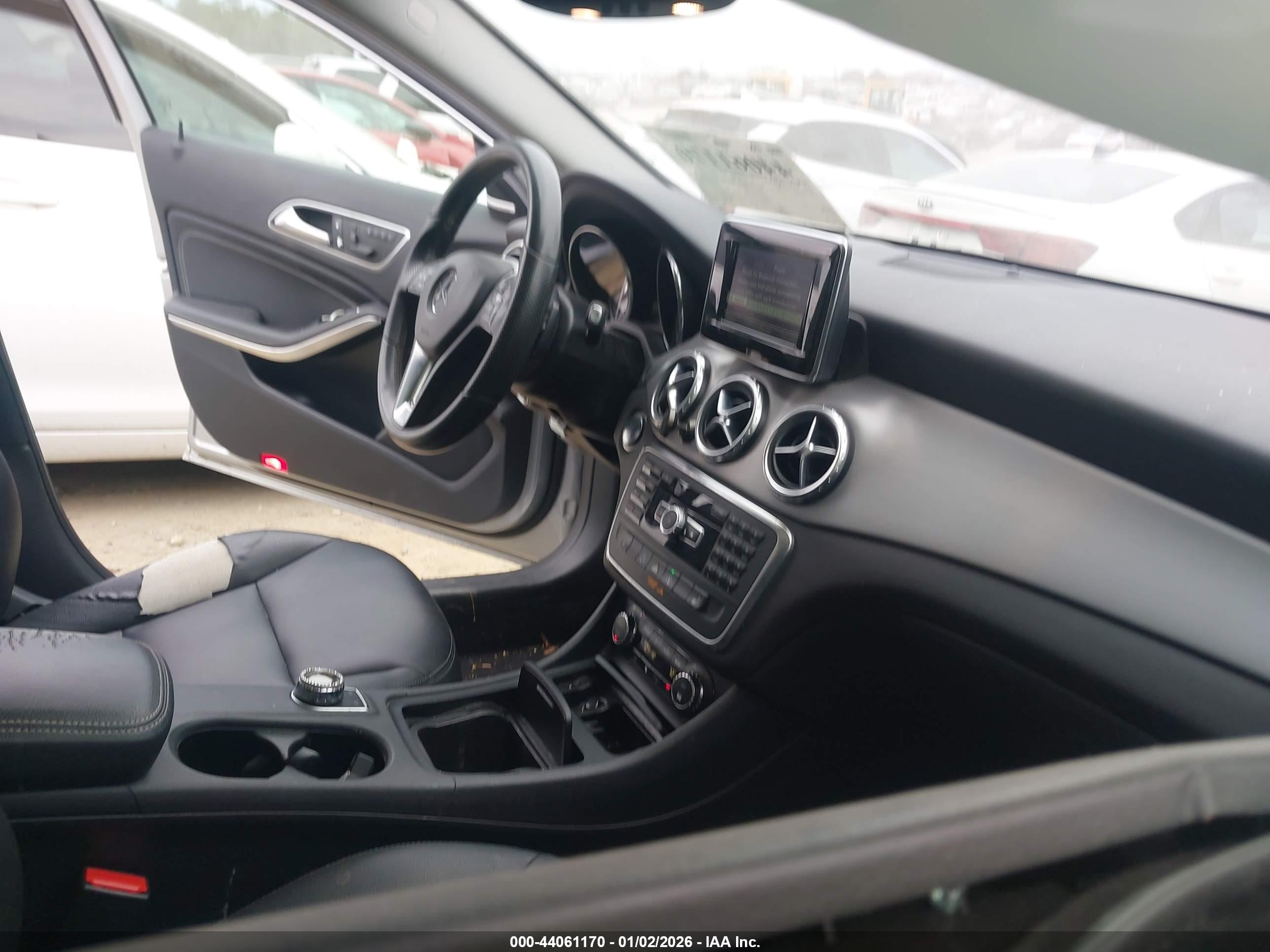 MERCEDES-BENZ GLA image 5