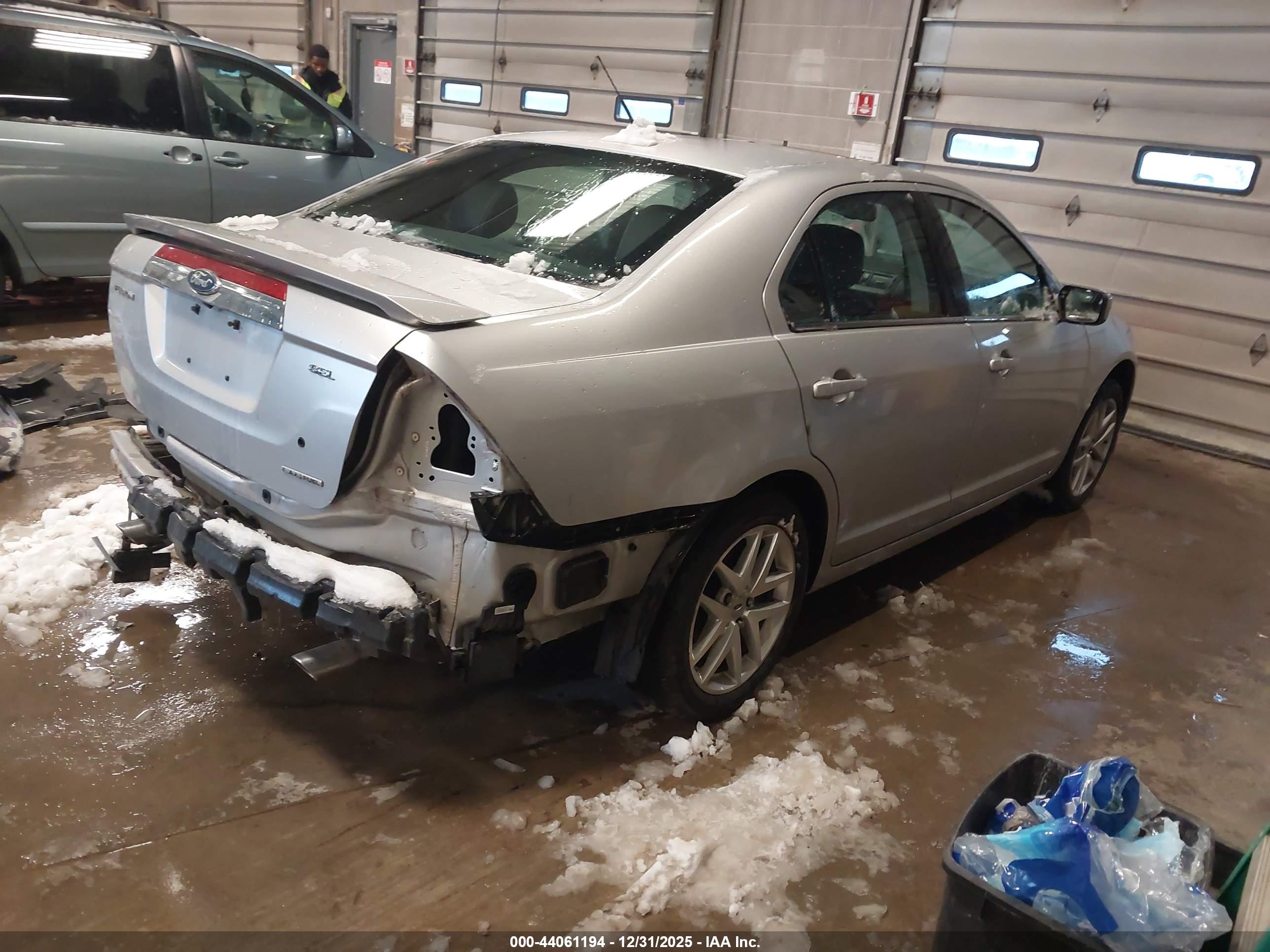 FORD FUSION image 4