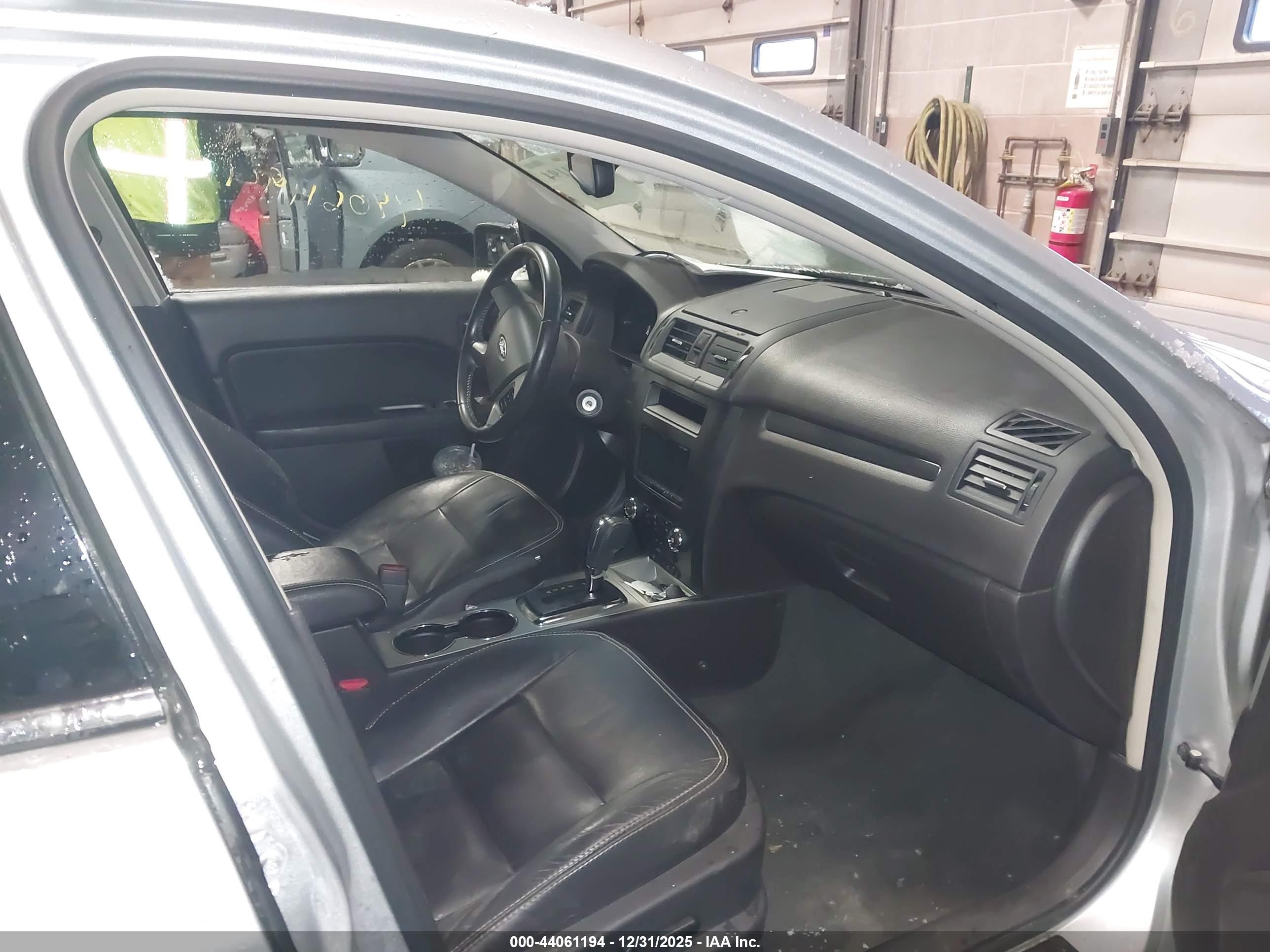 FORD FUSION image 5