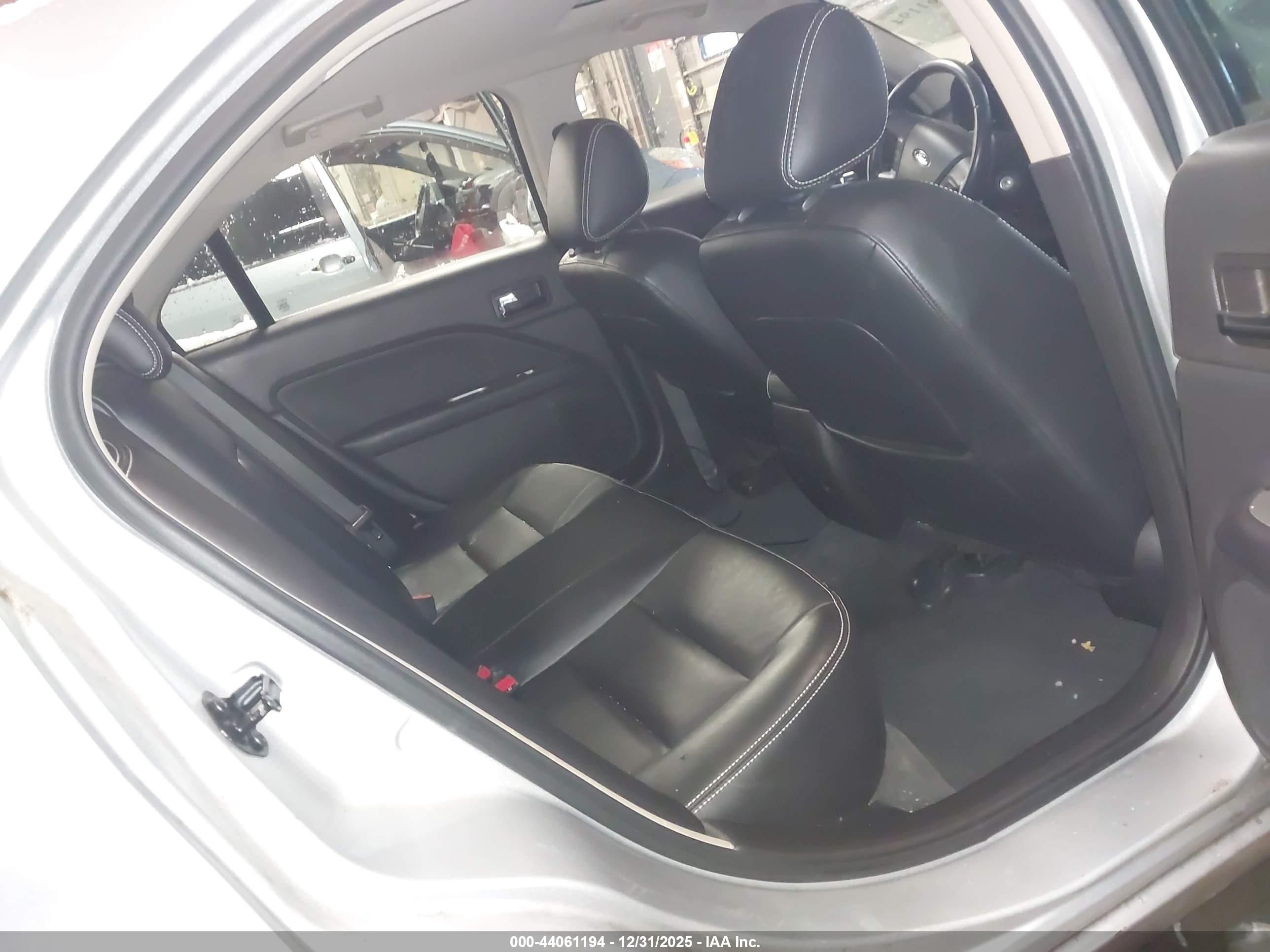 FORD FUSION image 8