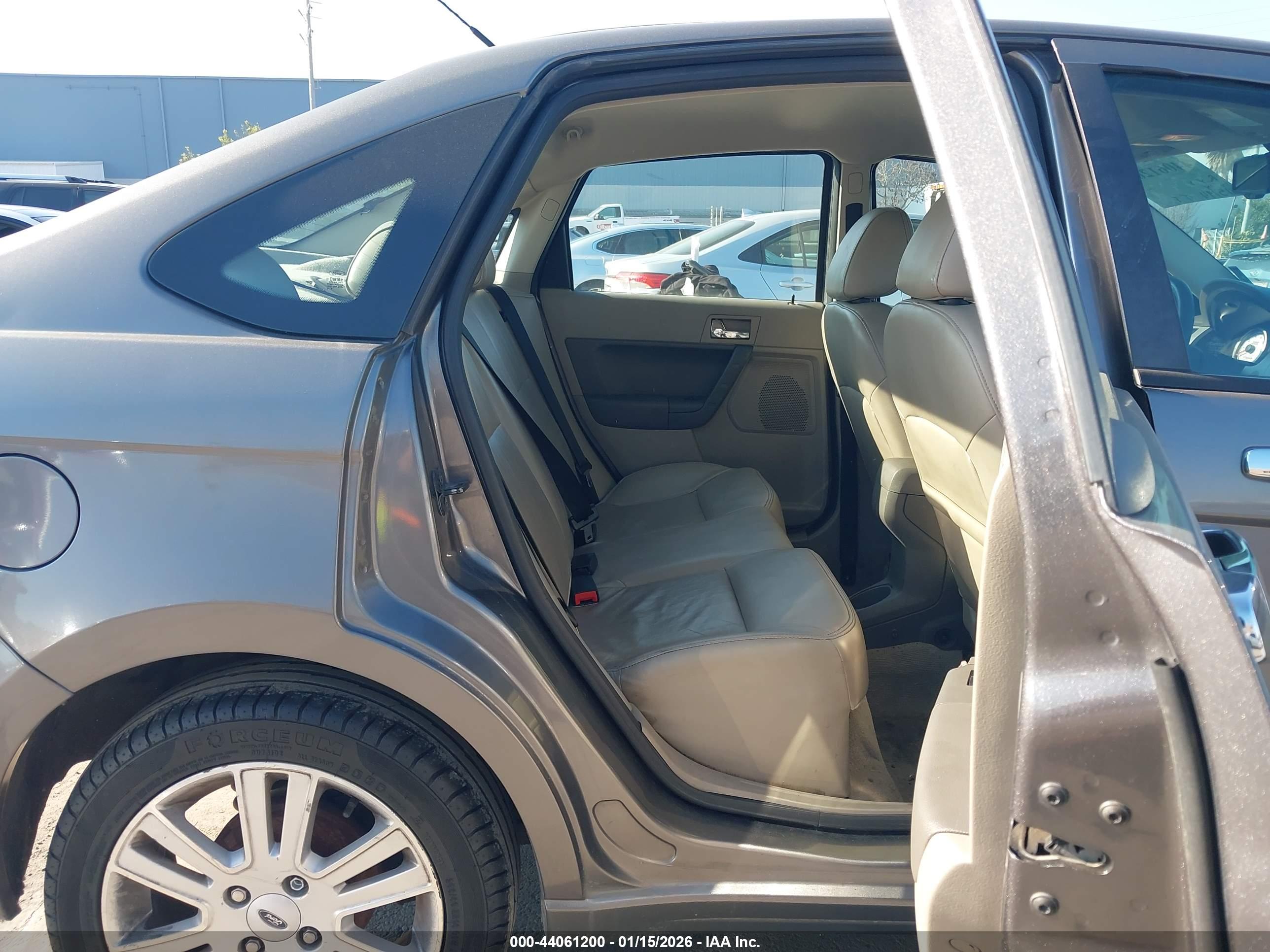 FORD FOCUS image 8