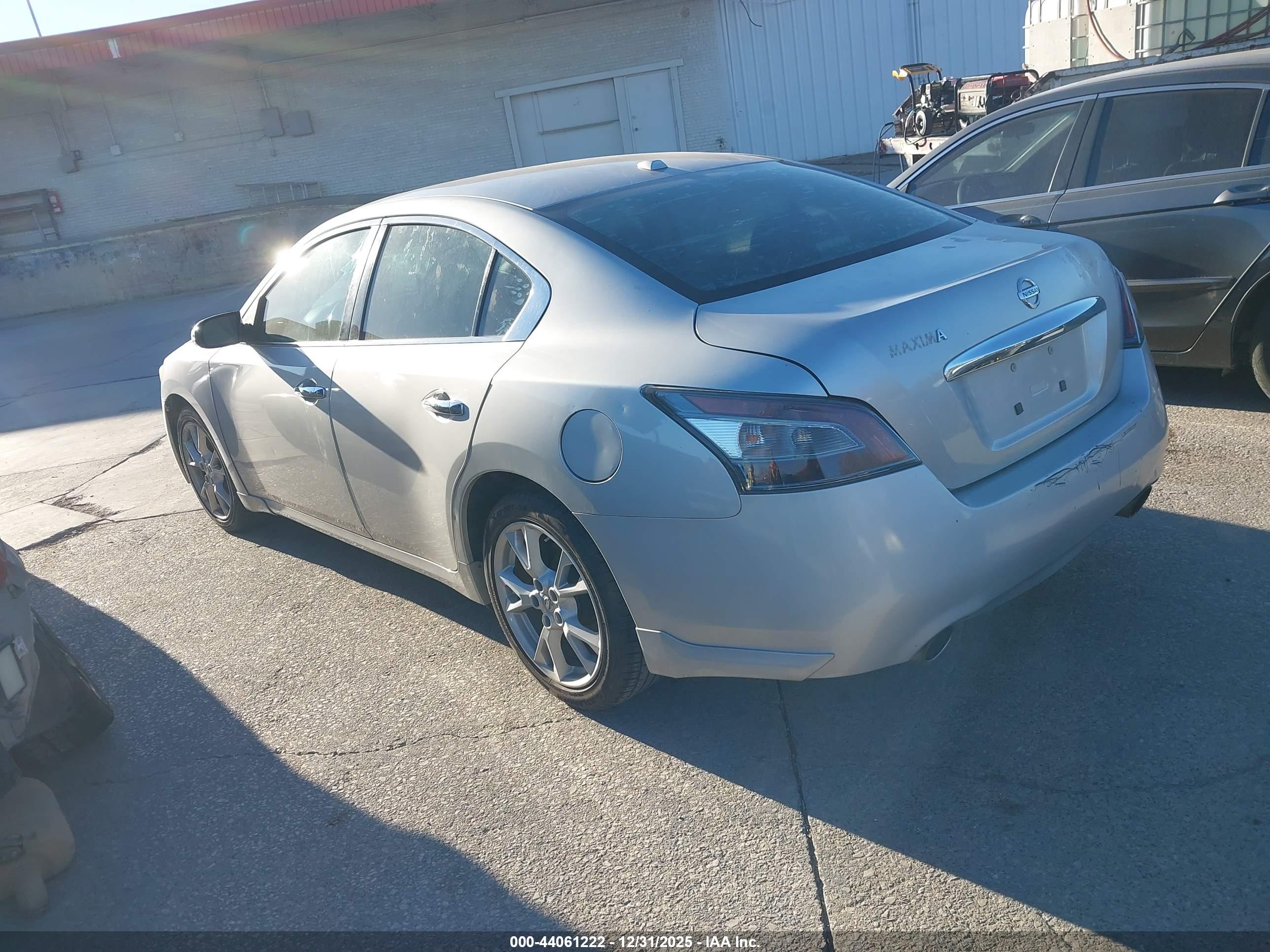 NISSAN MAXIMA image 3