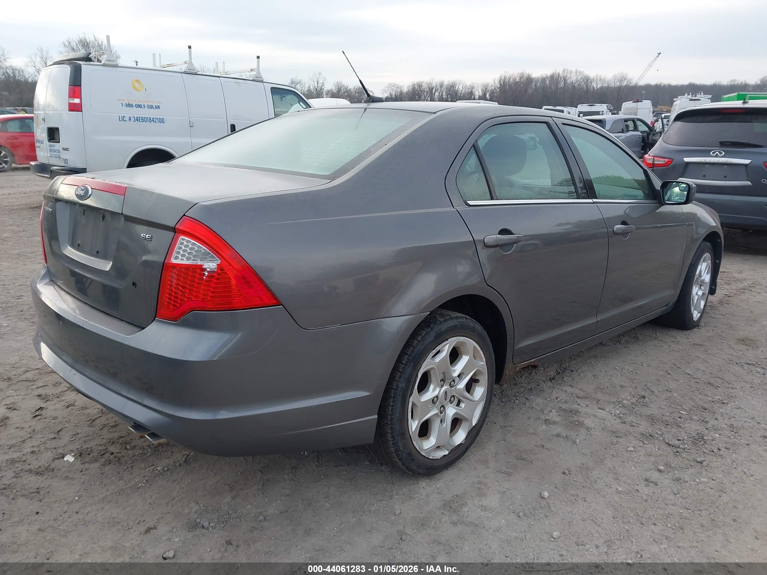 FORD FUSION image 4