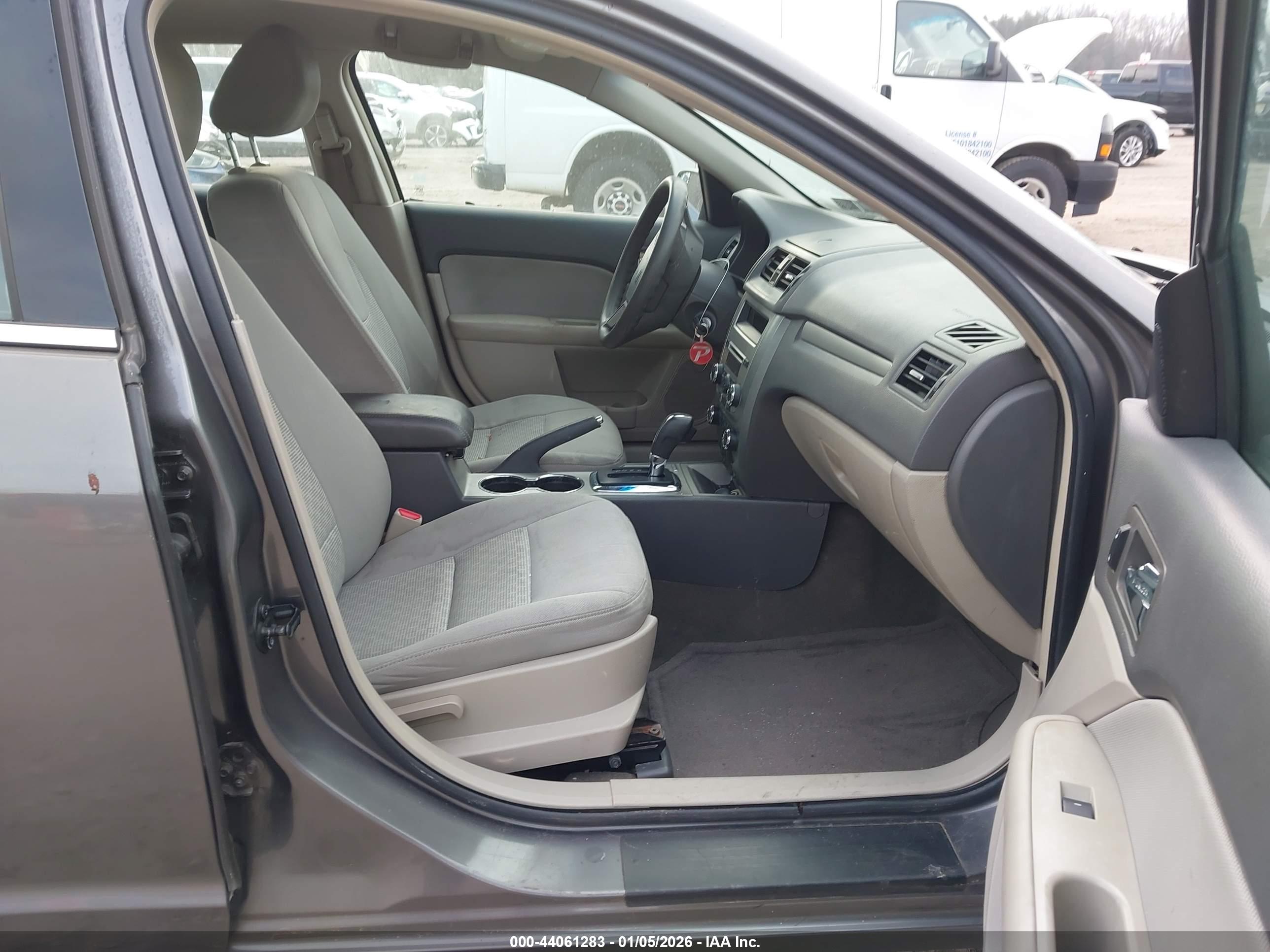 FORD FUSION image 5