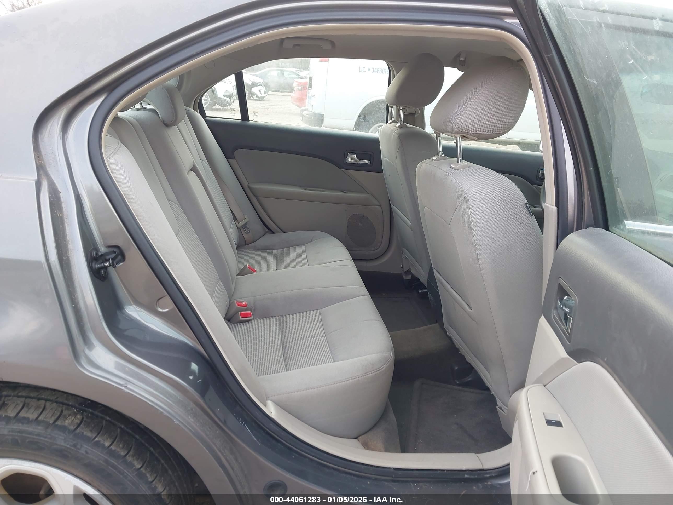 FORD FUSION image 8