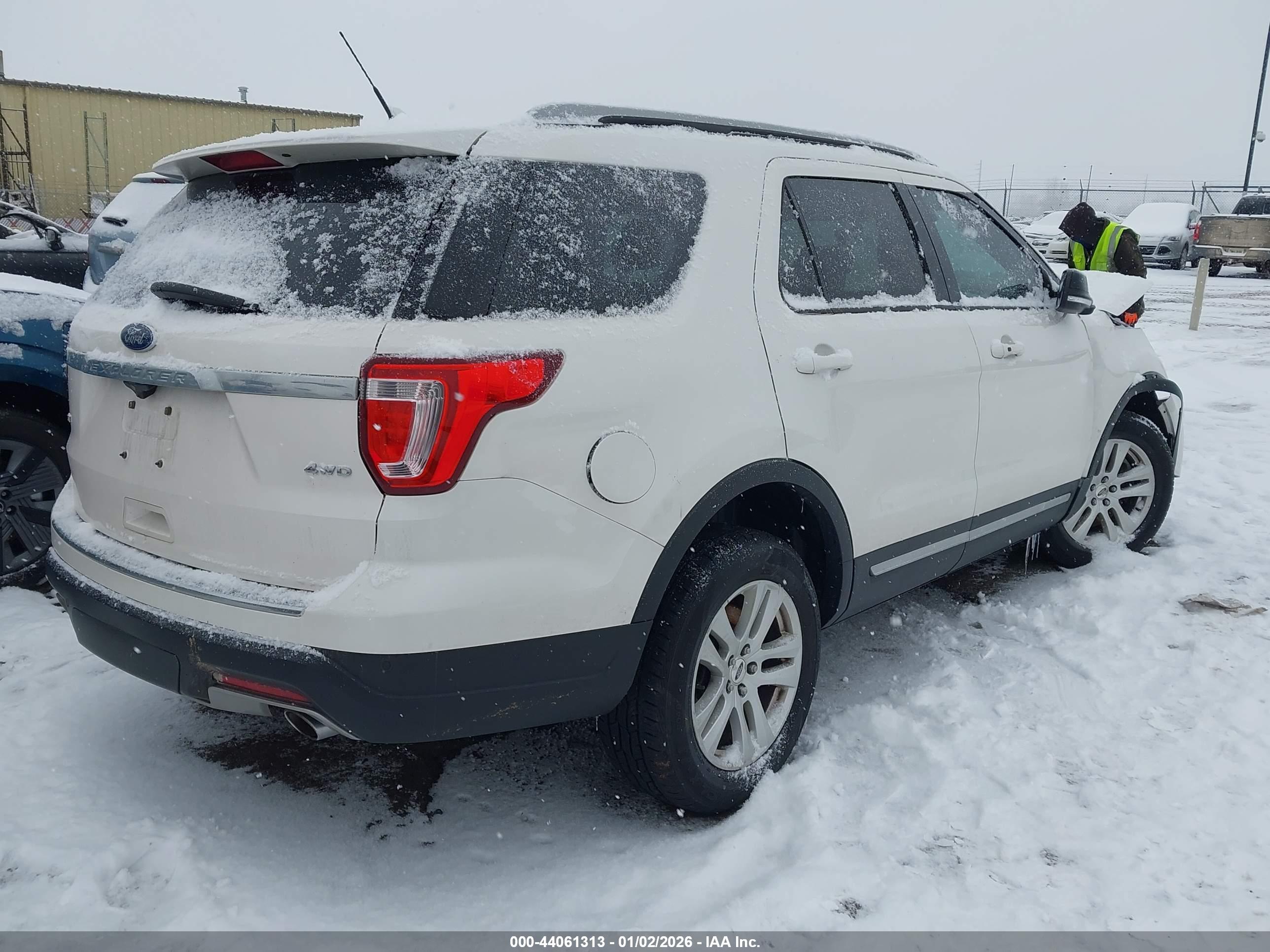 FORD EXPLORER image 4
