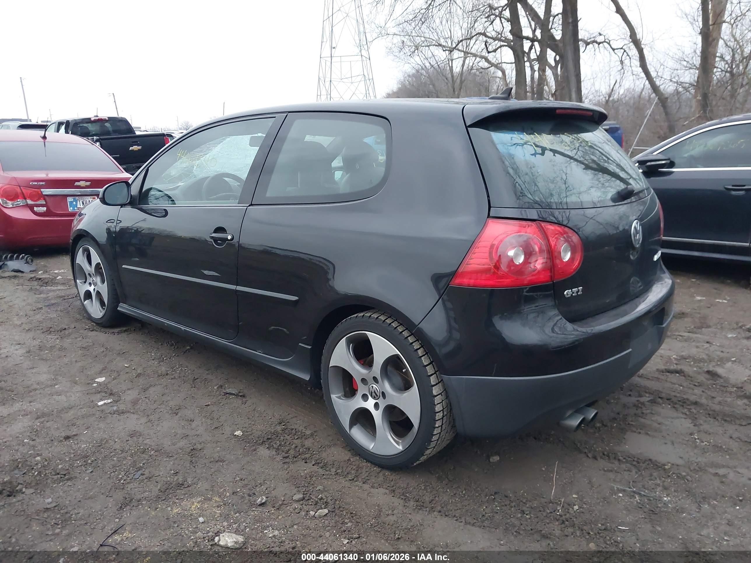 VOLKSWAGEN GTI image 3