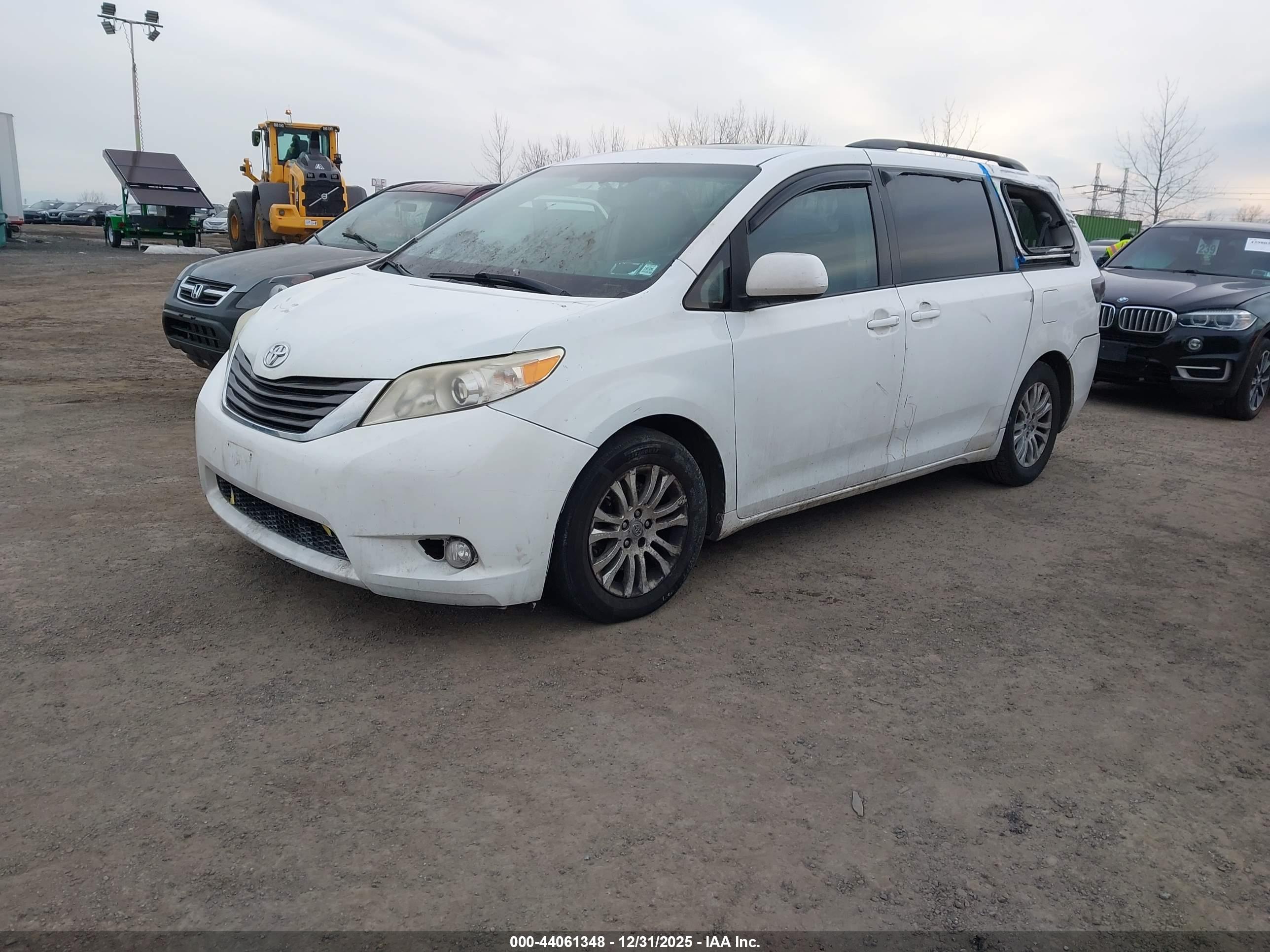 TOYOTA SIENNA image 2