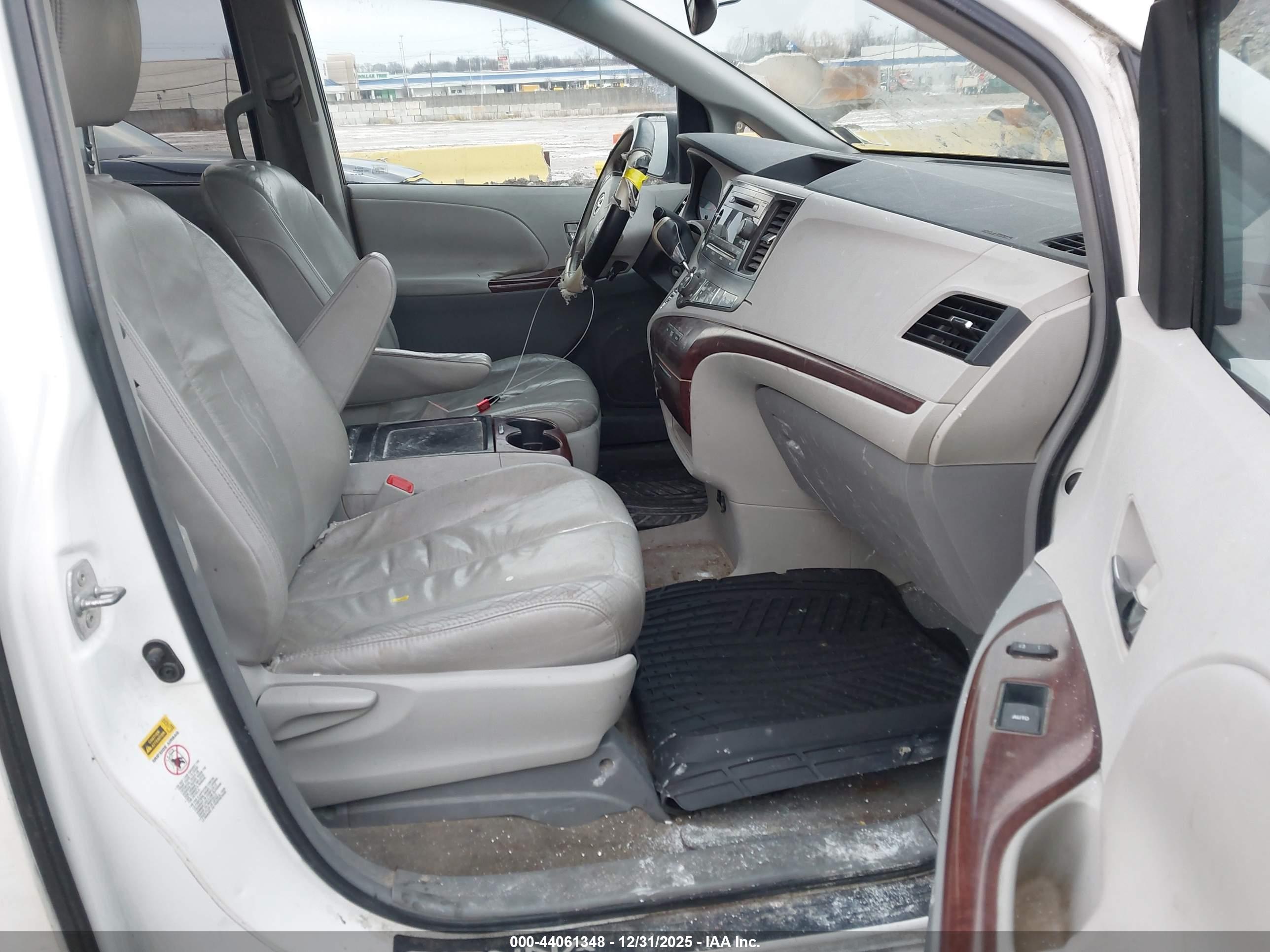 TOYOTA SIENNA image 5